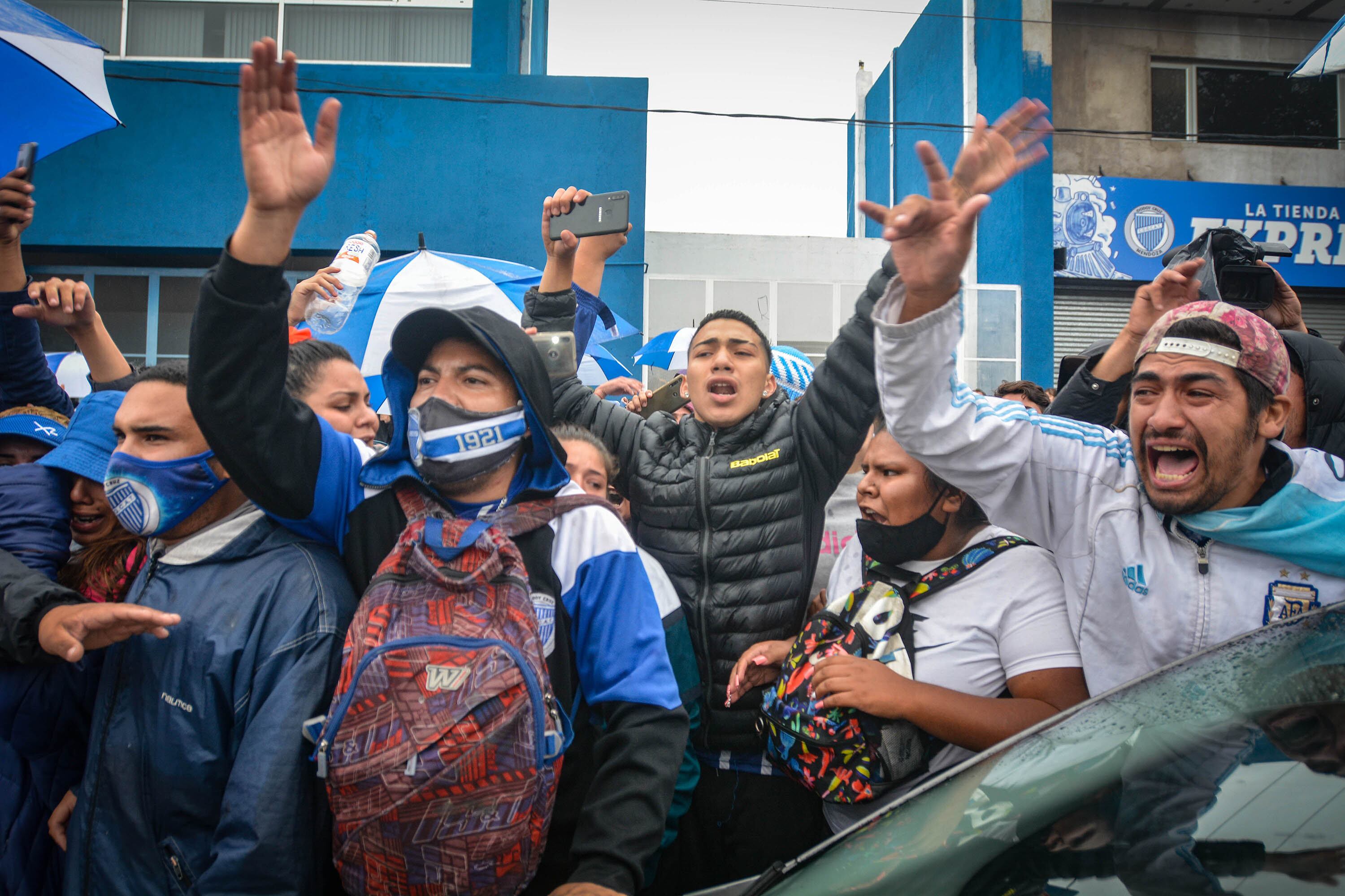 Masiva despedida a Santiago Morro García desde el Feliciano Gambarte.