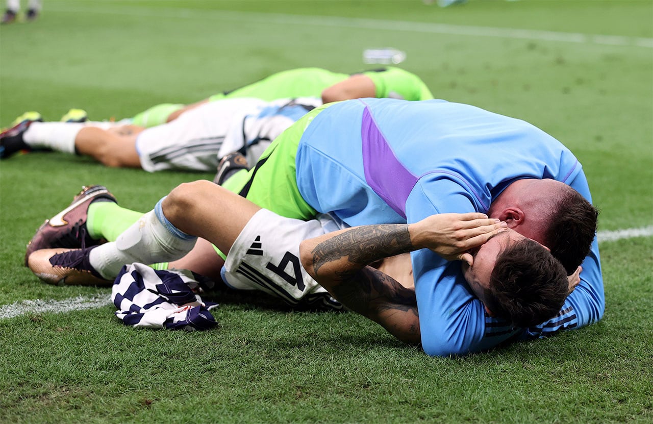 Lusail (Qatar), 18/12/2022.- Gonzalo Montiel (down) of Argentina reacts with Lautaro Martinez after scoring the decisive penalty during the penalty shoot out during the FIFA World Cup 2022 Final between Argentina and France at Lusail stadium, Lusail, Qatar, 18 December 2022. (Mundial de Fútbol, Francia, Estados Unidos, Catar) EFE/EPA/Tolga Bozoglu
