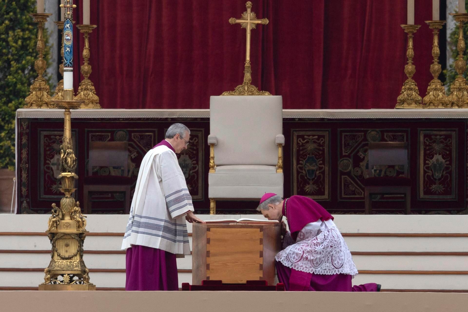 Más de 100.000 fieles despidieron al papa emérito. / Foto: EFE