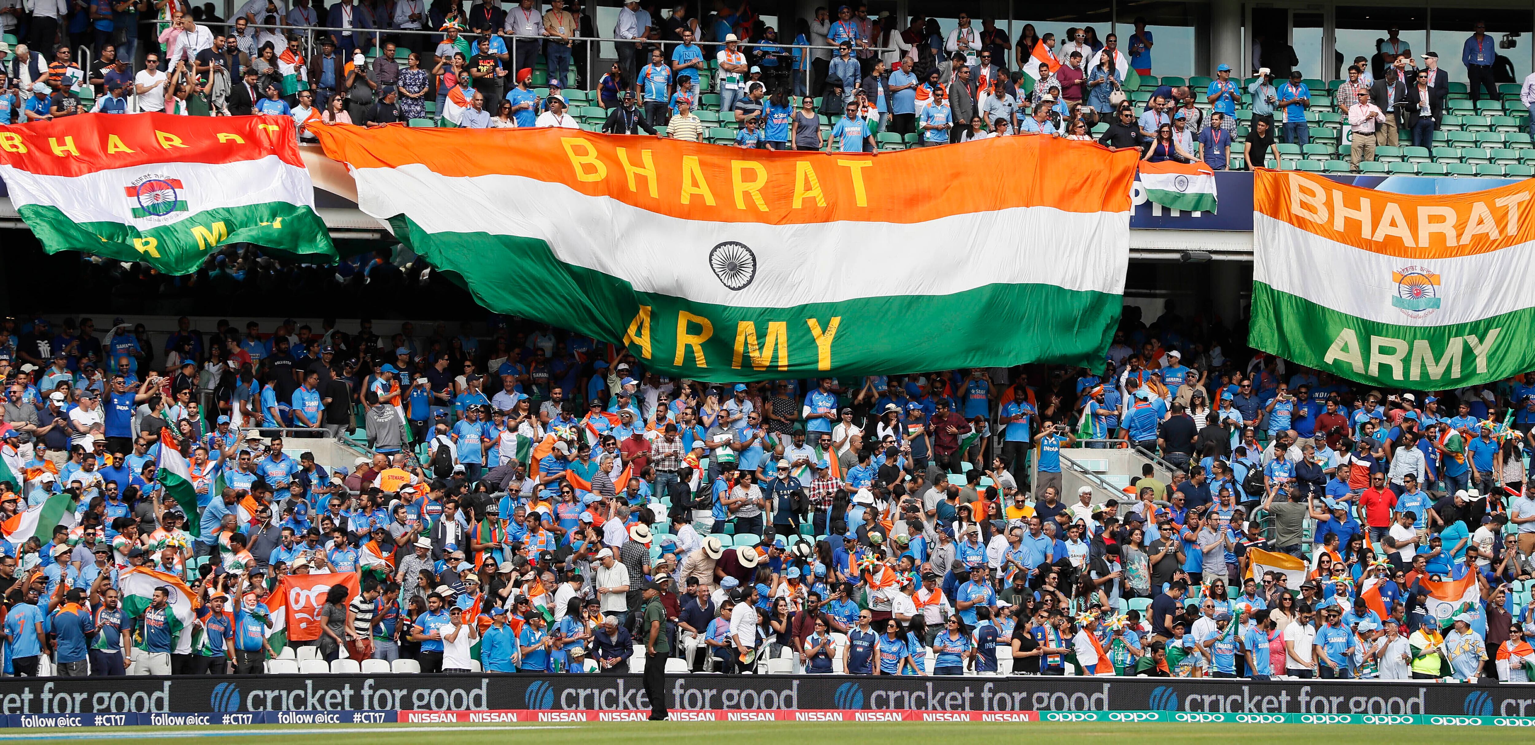 ARCHIVO - Banderas de la India ondean en un estadio donde se juega un campeonato de cricket entre India y Sudáfrica, Londres, 11 de junio de 2017. El gobierno del primer ministro Narendra Modi reemplazó India por el nombre en sánscrito "Bharat" en las invitaciones a una cena durante la cumbre del G20, se informó el 5 de septiembre de 2023. (AP Foto/Kirsty Wigglesworth, File)