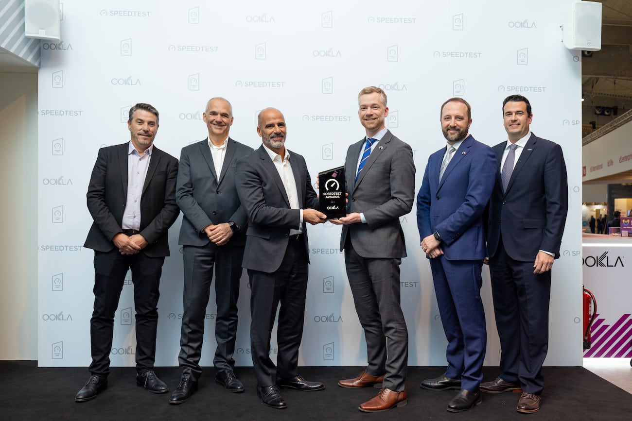 Roberto Nobile, CEO de Telecom, recibe la distinción de Personal por la red móvil más rápida de la Argentina en el #MWC23.