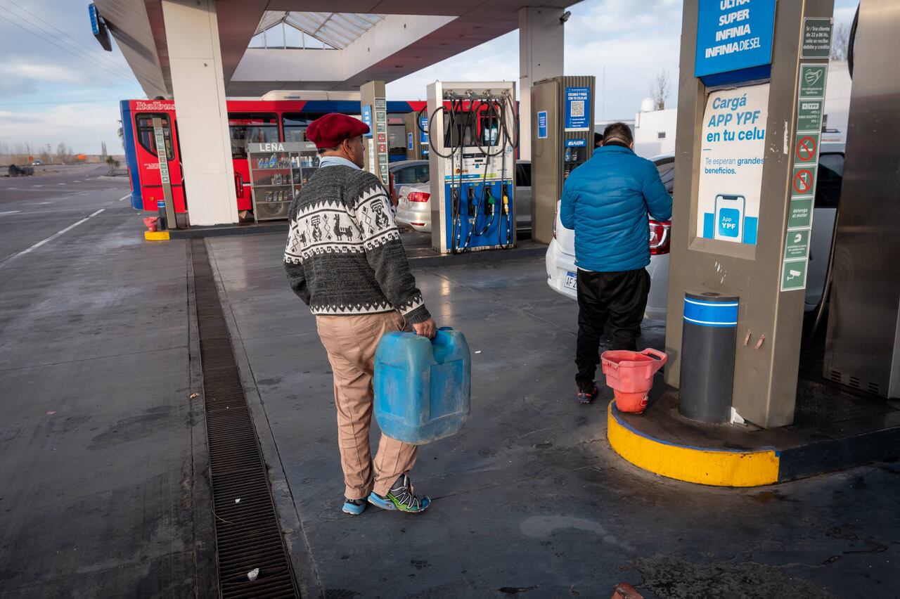 Sigue la falta de gasoil en las estaciones de servicio, solo se cargan $3000 mil pesos por auto y a los camiones 100 litros en algunas estaciones. A esto se le suma que es paso a Chile esta cerrado por mal tiempo y los camiones comienzan a juntarse en la zona de la refinería de Lujan de Cuyo.  

Foto: Ignacio Blanco / Los Andes 