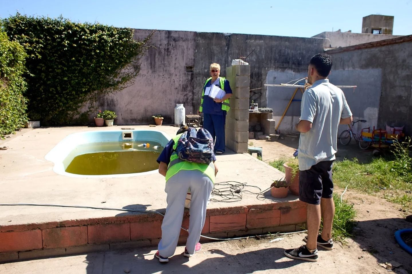 Se recomienda el descacharreo como prevención contra el dengue