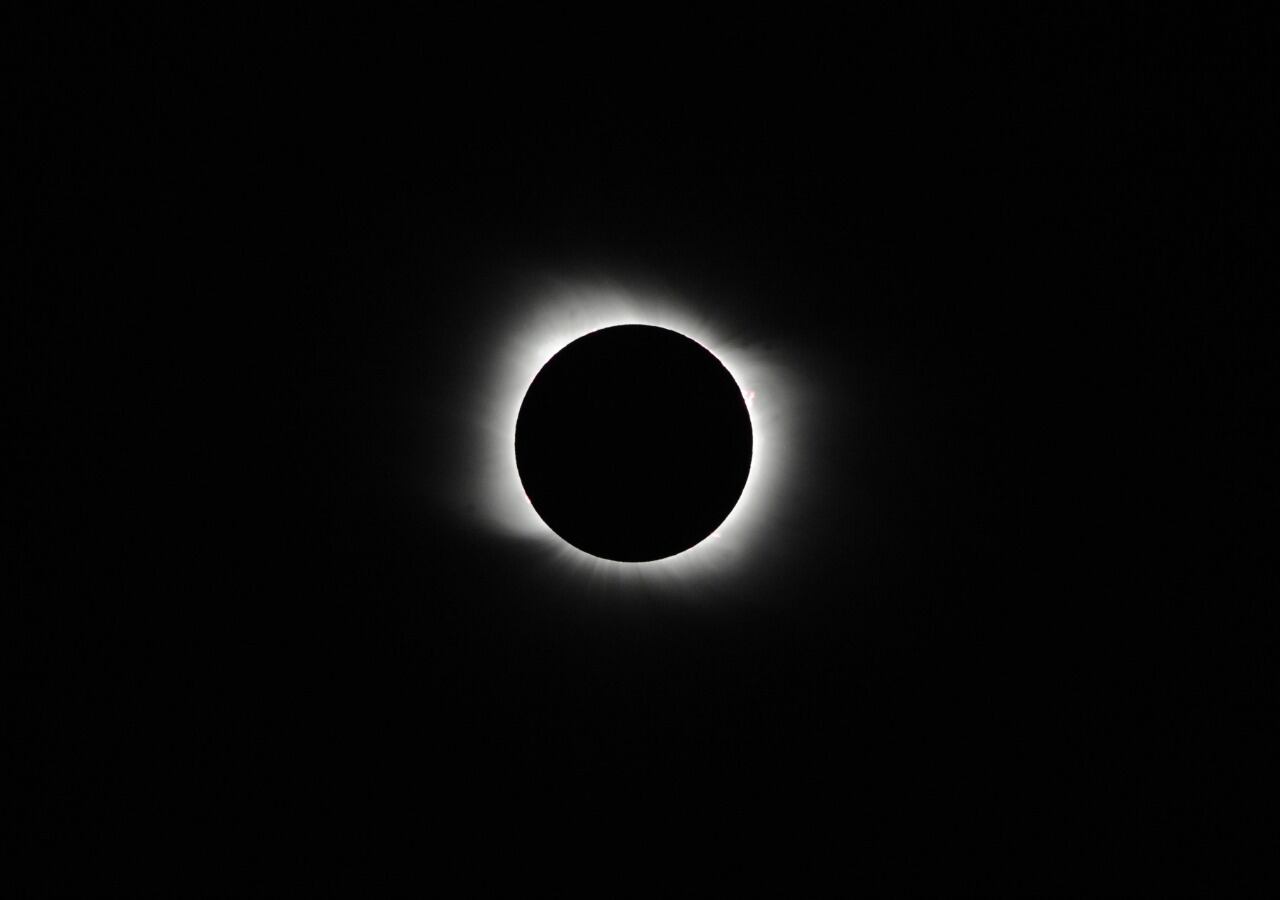 La silueta de la luna tapando por unos momentos todo el brillo del sol.