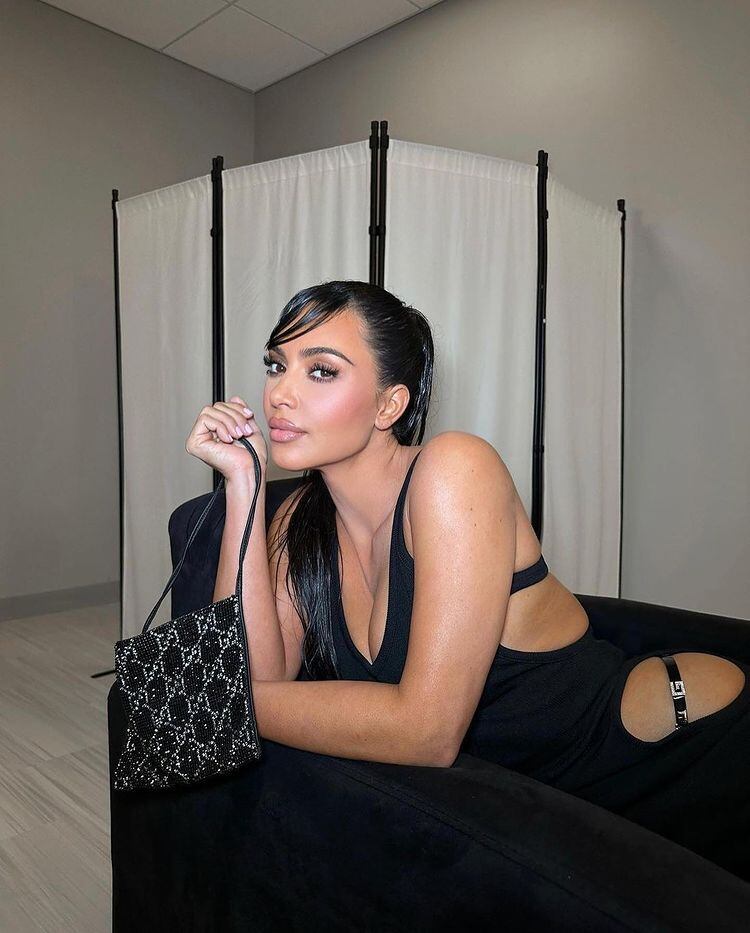 Kim Kardashian posó de costado y dejó ver su ropa .interior.