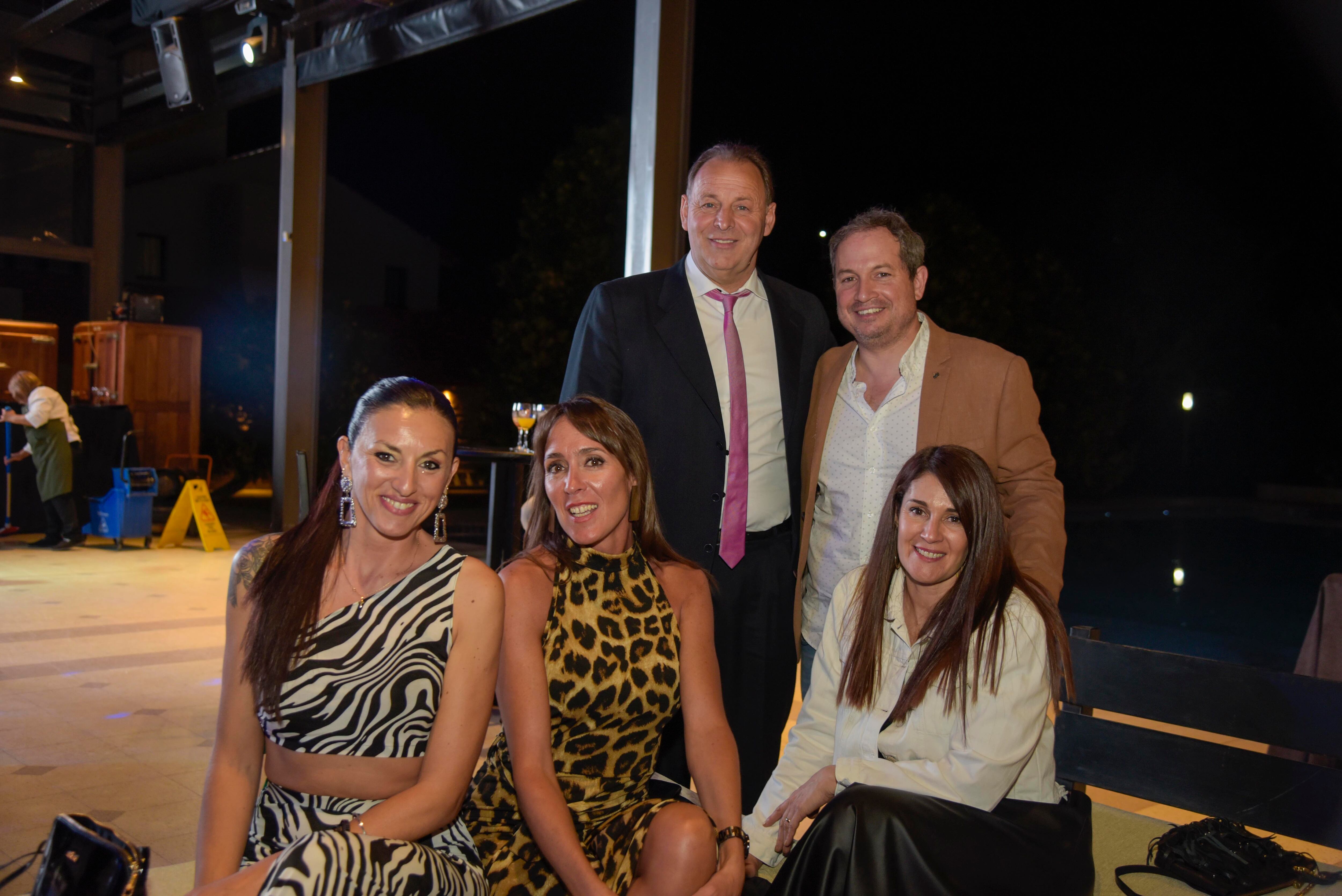 El presidente de la Delegación Mendoza, L. Suarez junto a invitados de la empresa Stornini SA