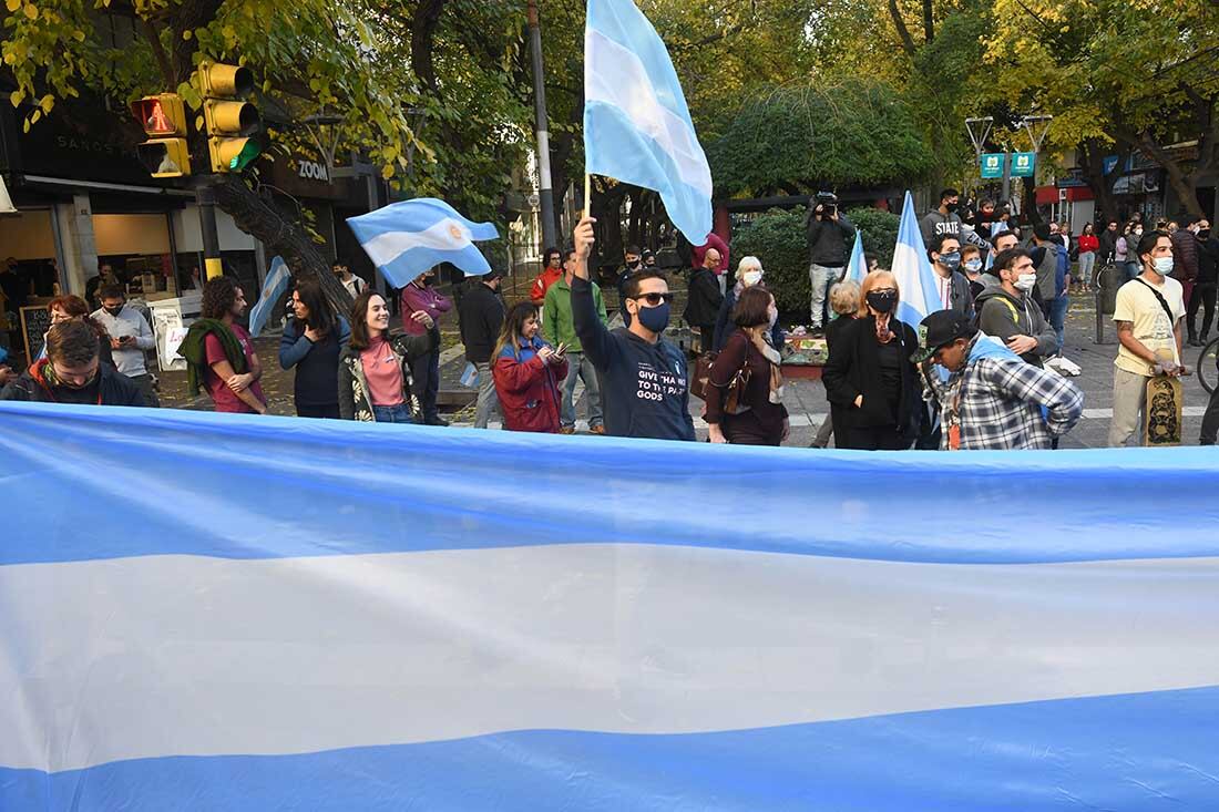 Mendoza 25 de mayo de 2021  Sociedad
Protestas en la esquina de 9 de Julio y Peatonal de Ciudad con banderazo, bocinazos en reclamo a las restricciones por la pandemia