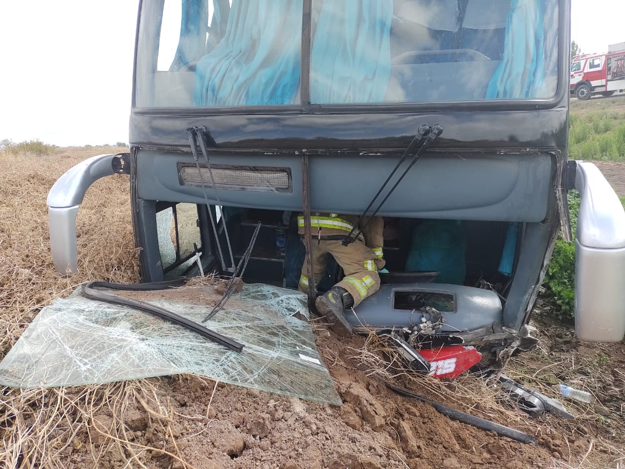 Un colectivo y un auto chocaron en la ruta 40 y la conductora del vehículo menor perdió la vida. Foto gentileza Bomberos Voluntarios.