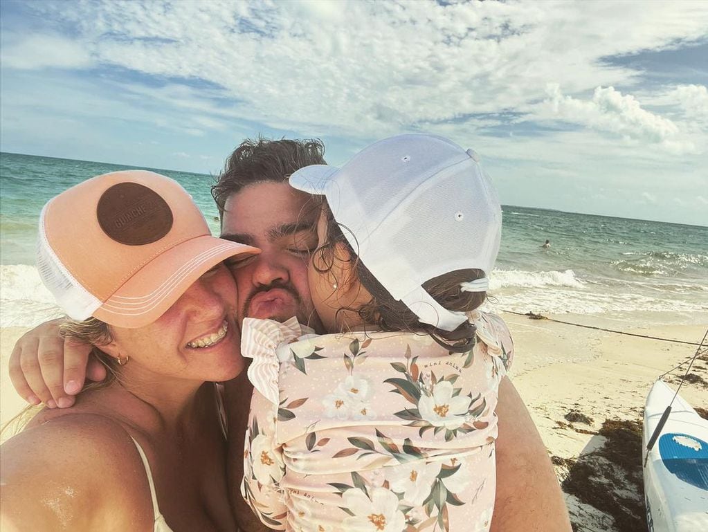 Dario Barassi junto a su familia. 