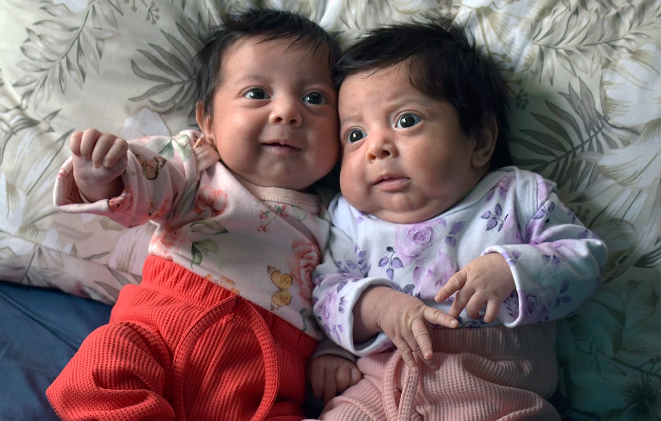 Niños que tienen nombre nombres de los jugadores de la selección Argentina de fútbol

Las mellizas Lara Lionela (pantalón rojo), y Nerea Juliana de Felippe, nacieron el 13 de febrero, junto a su madre Julieta Fuentes. Las mellizas Lara Lionela (pantalón rojo), y Nerea Juliana de Felippe, nacieron el 13 de febrero, junto a su madre Julieta Fuentes. Los padres se inspiraron en Lionel Messi y en Julián Álvarez para sus nombres.


Foto : Orlando Pelichotti