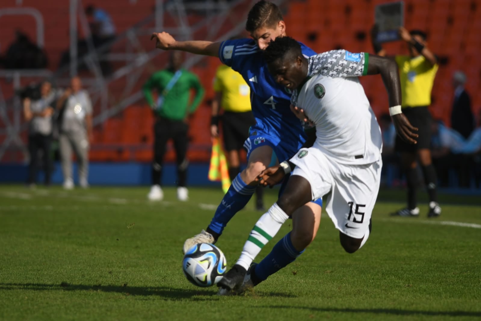 Italia vs. Nigeria, animaron el primer partido de la segunda fecha de la zona D en el estadio Malvinas Argentinas. / José Gutiérrez (Los Andes).