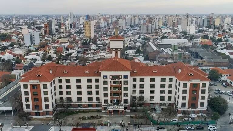 La joven fue trasladada de urgencia al Hospital Evita de Lanús en estado inconsciente, y su pronóstico es reservado.