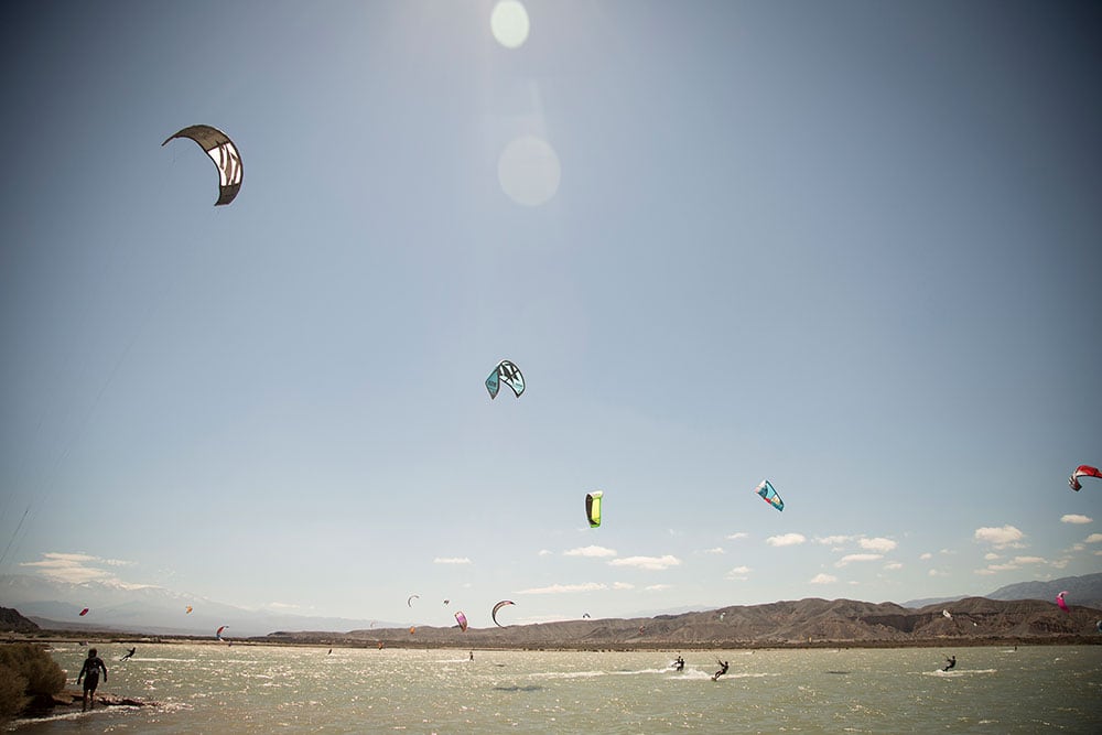 A pocos kilómetros de la ciudad de San Juan, el dique de Ullum es escenario ideal para tomar clases o hacer windsurf y Kitesurf disfrutando de un en paisaje de gran belleza.