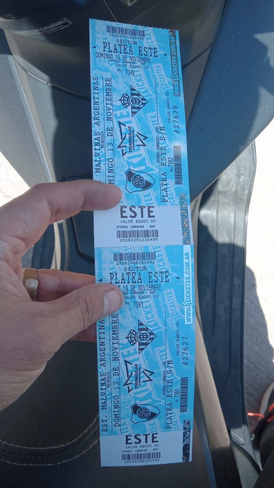 El niño ya recibió estas entradas para ir a ver a su equipo preferido.