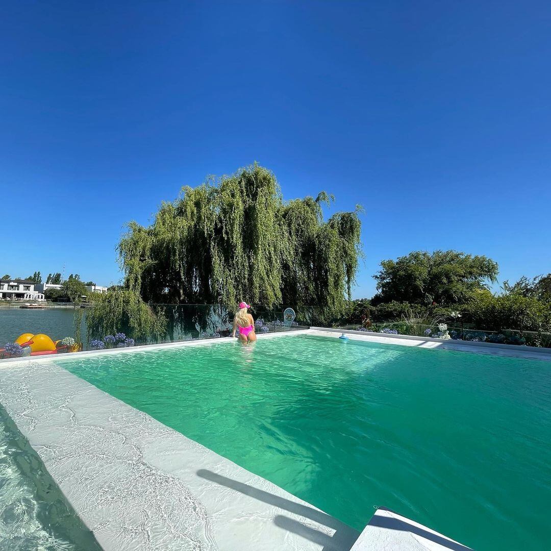 La empresaria y su impresionante piscina. (Foto: Instagram).