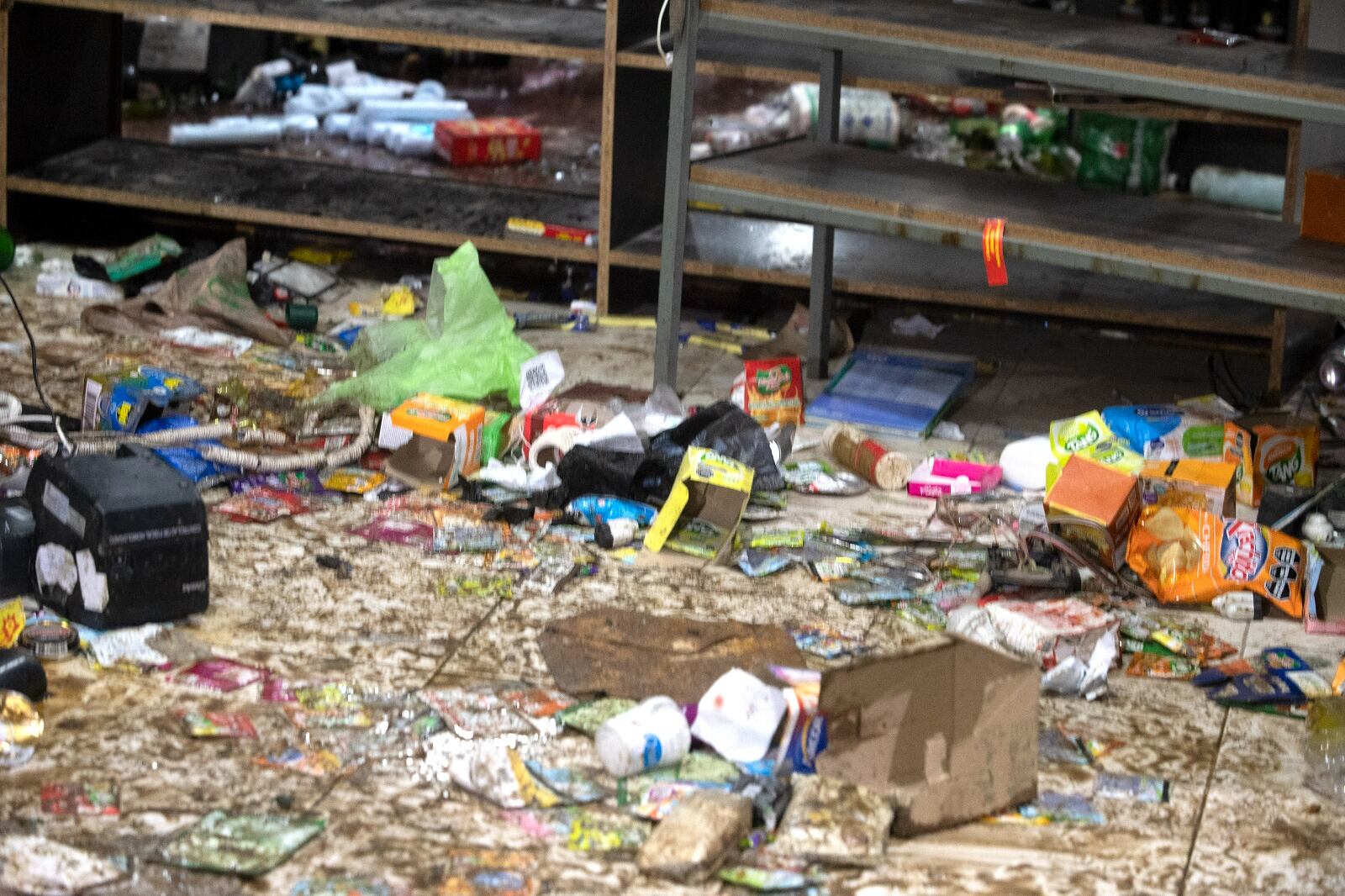 Violento saqueo a un supermercado chino en Moreno: destrozaron el comercio y lo prendieron fuego. Foto: Clarín.