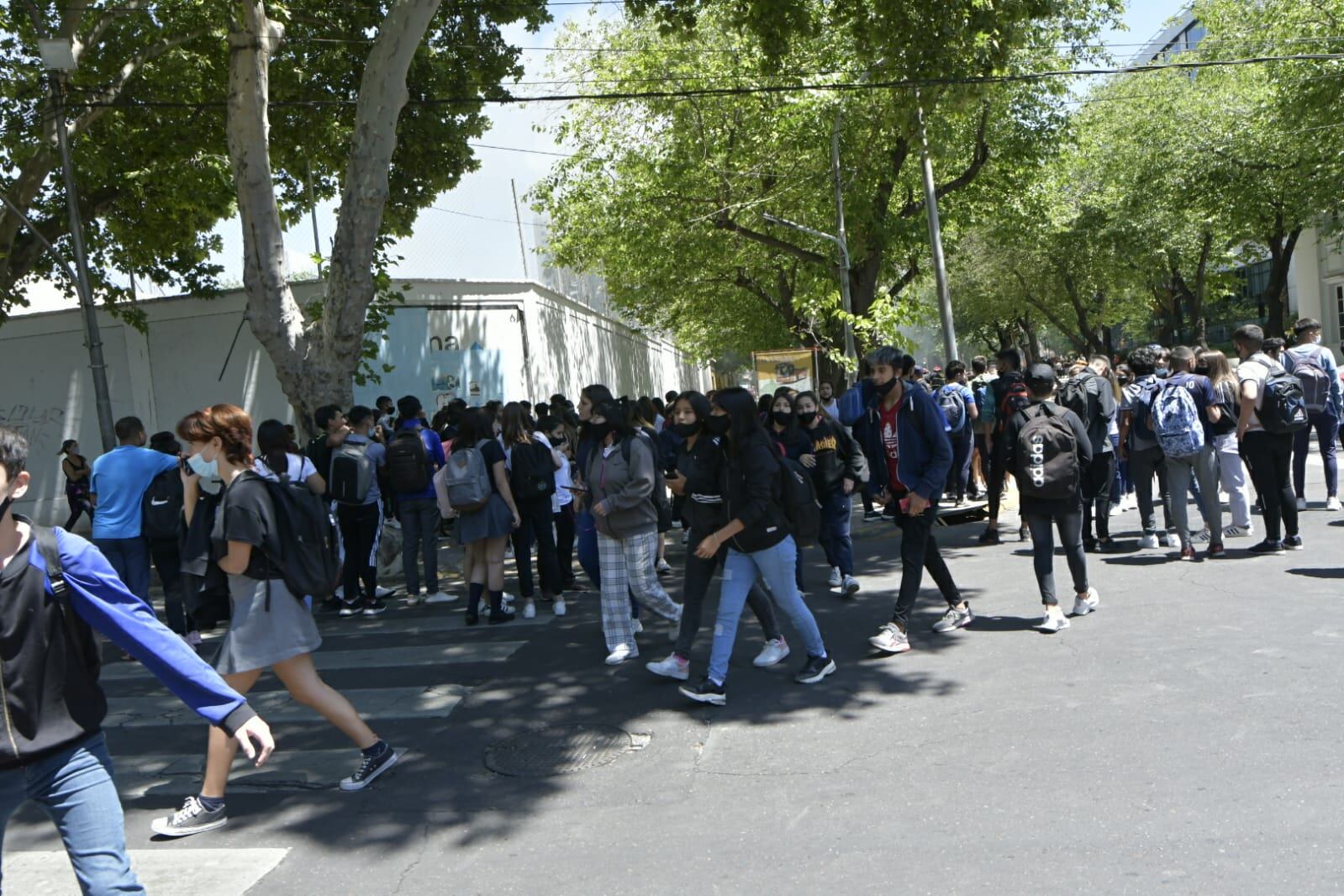 Se incendió un micro del Partido Federal en pleno centro. Orlando Pelichotti / Los Andes