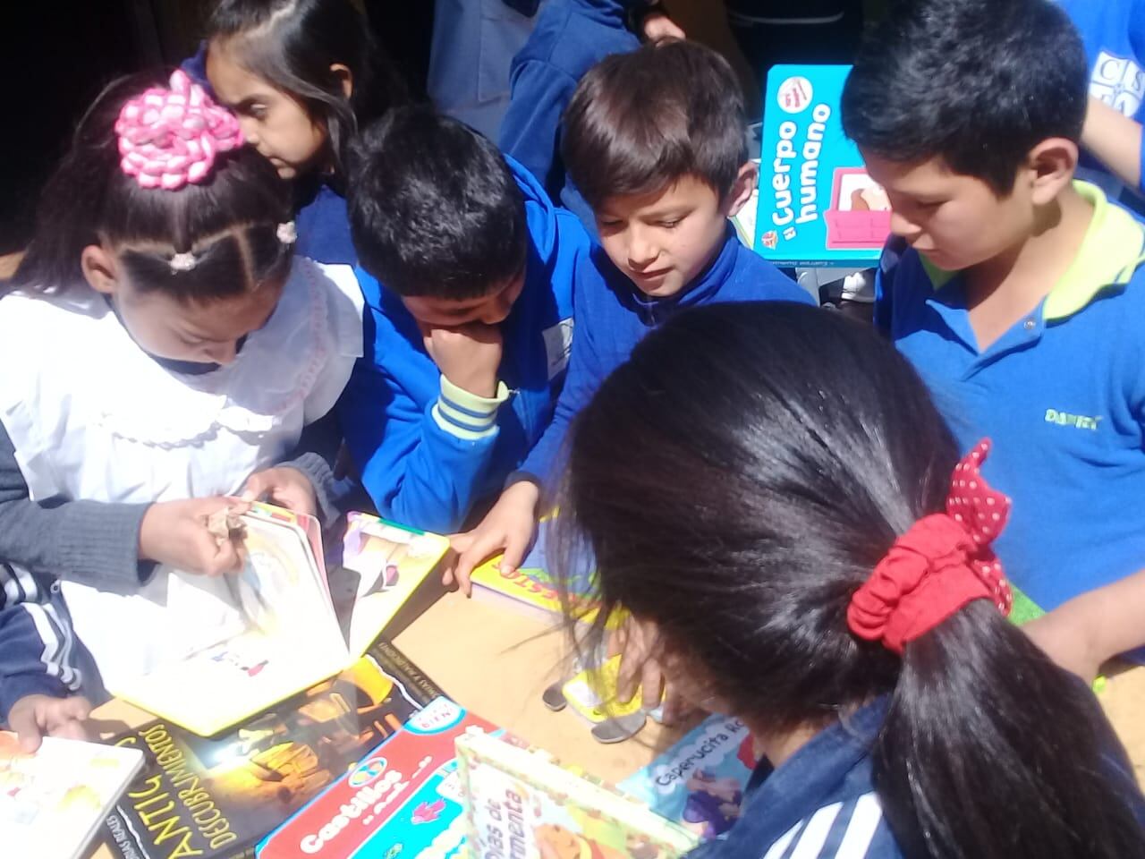 Estudiantes de la escuela Adolfo Tula durante la inauguración de la biblioteca Marcelo Larrondo. Foto: Gentileza