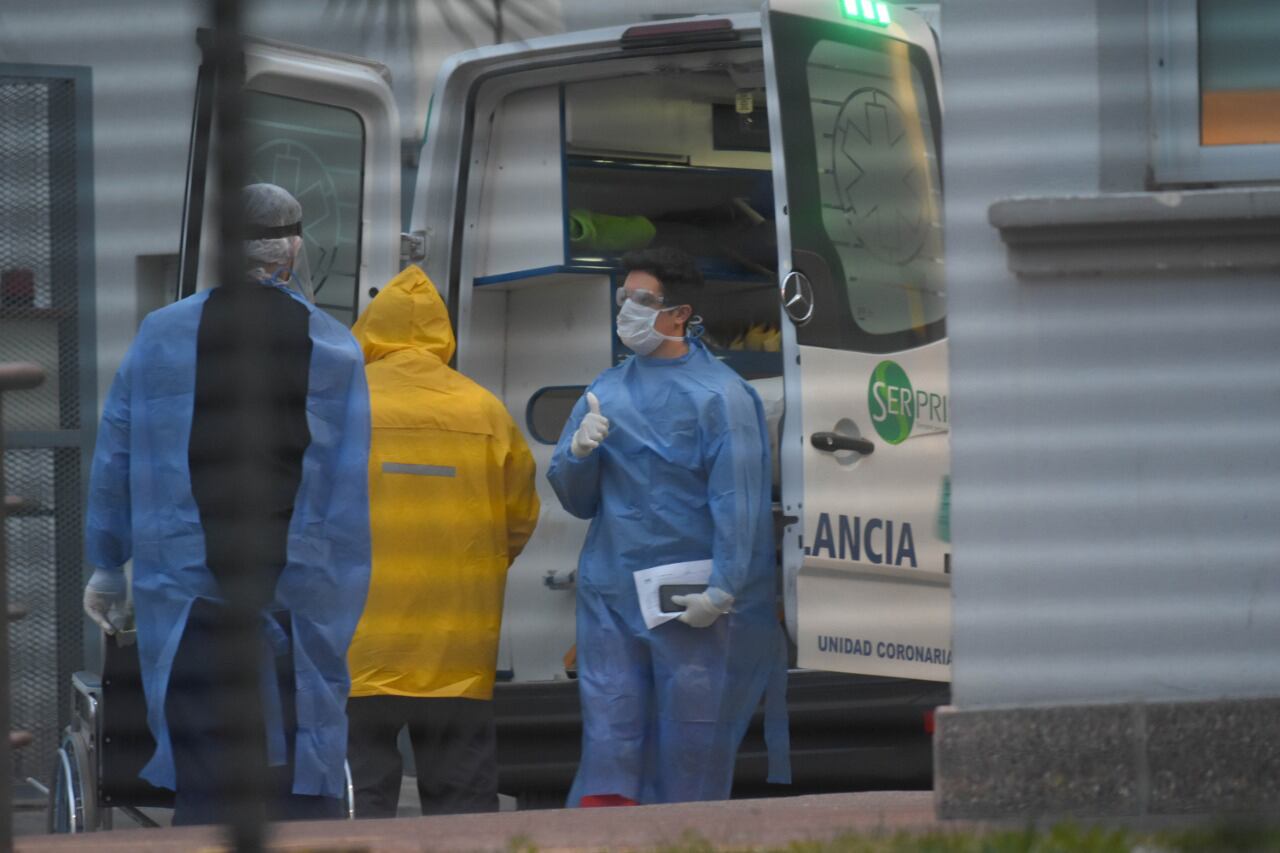 Junio. Activan el protocolo se seguridad sanitaria al llegar un paciente al hospital Santa Isabel de Hungría.