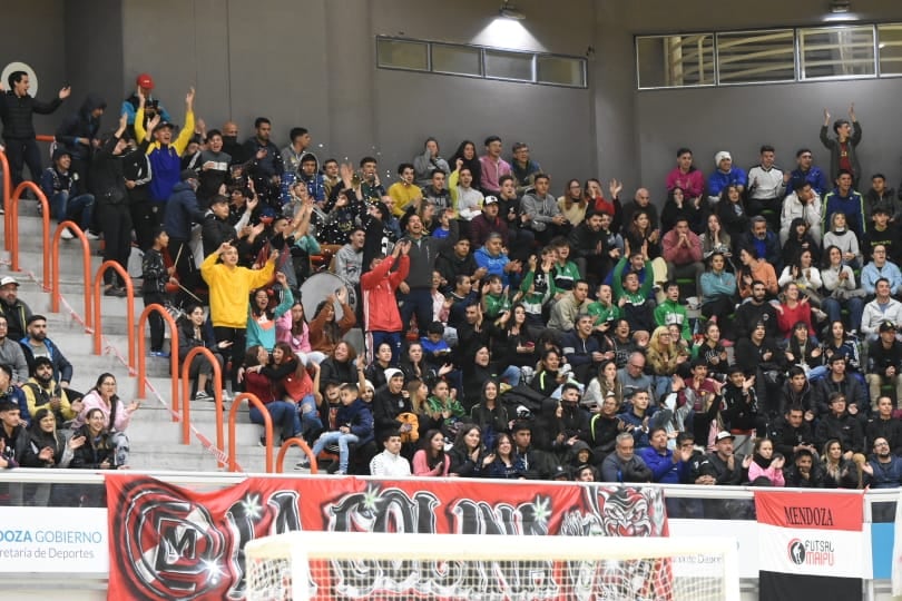 El público mendocino tuvo un compartamiento ejemplar y demostró los motivos por los cuales, la provincia se convirtió en la capital del fútsal argnetino. / FOTO: MARIANA VILLA (LOS ANDES).