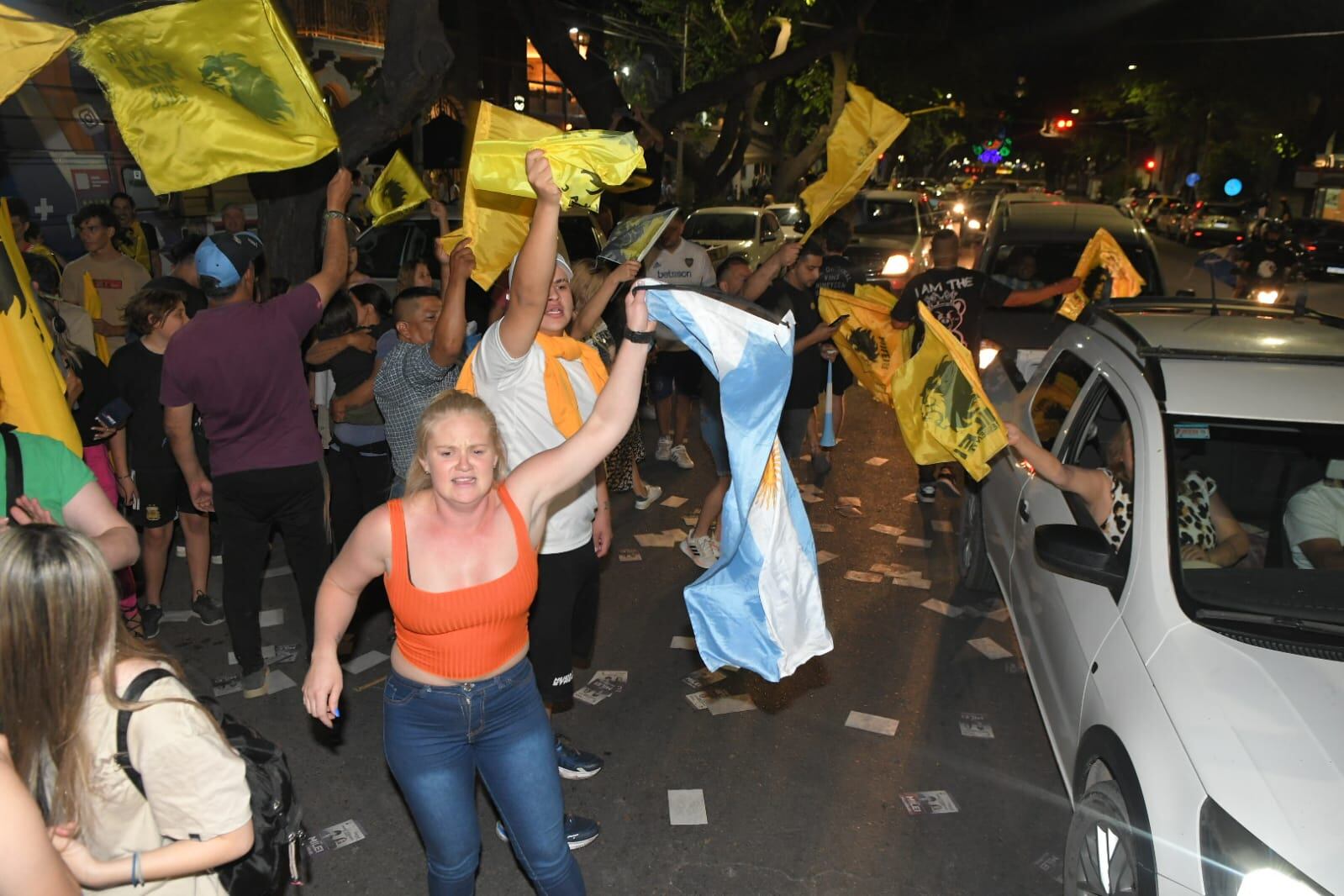 Festejos en Mendoza por el triunfo presidencial de Javier Milei con cientos de personas en las calles del centro y también en la sede del Partido Democrata en calle Sarmiento. Foto: Ignacio Blanco / Los Andes