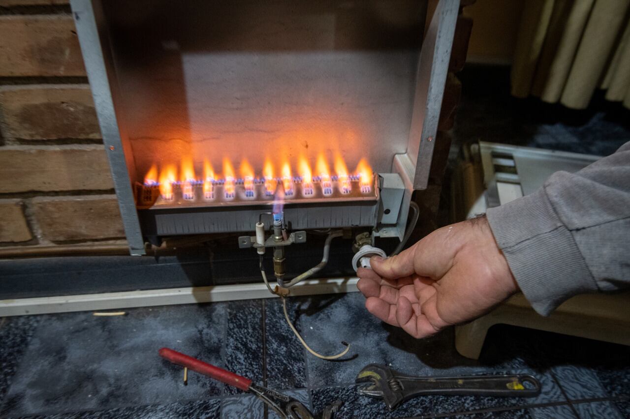  Limpiar y hacer el mantenimiento de los sistemas de calefacción no solo reduce el consumo de energía sino además extiende su vida útil.
Gasista Jorge Garcia.

 Foto: Ignacio Blanco / Blanco