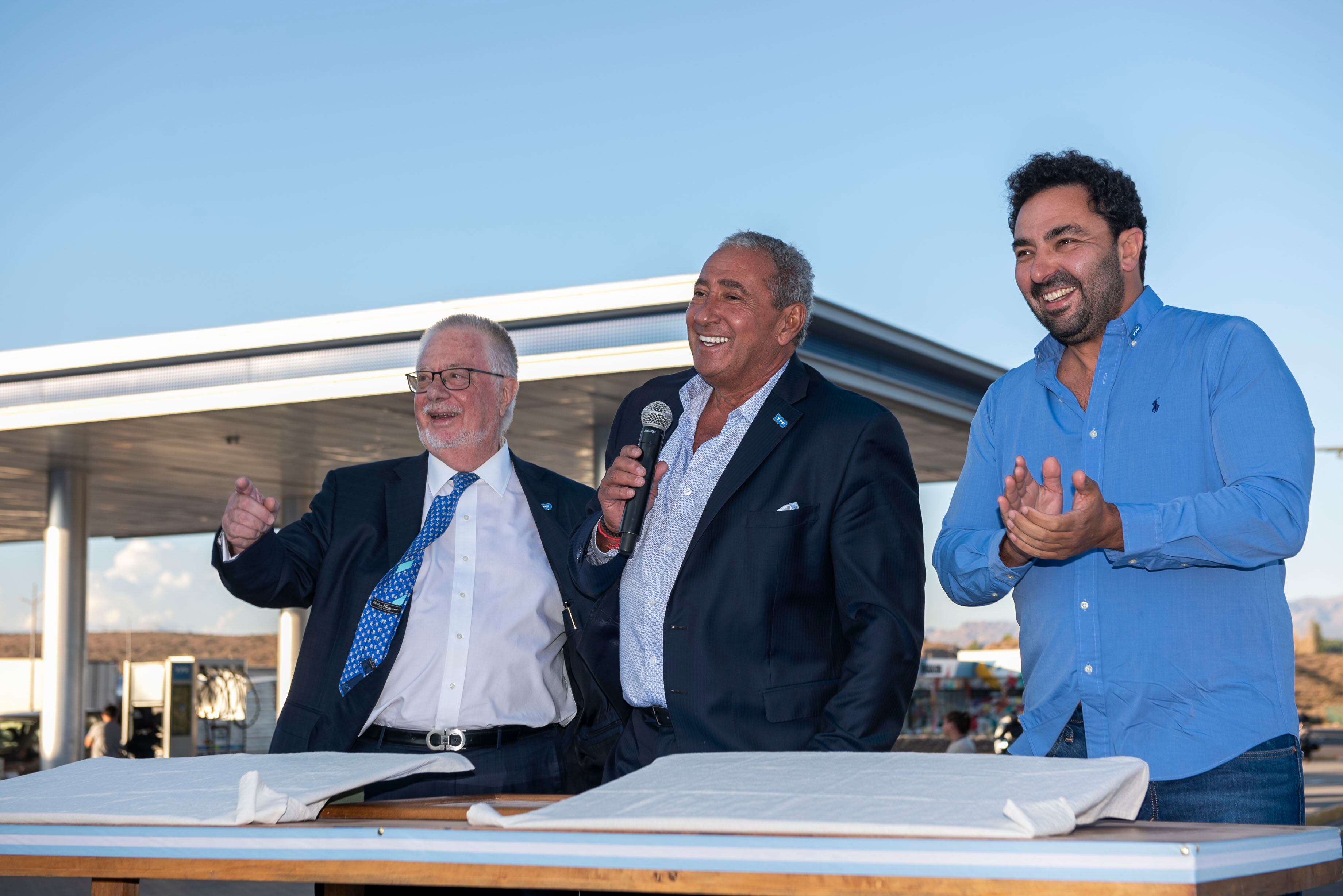 Momentos de alegría durante el discurso inaugural: Rubén Maltoni, Alfredo Vila y Diego Dumit.