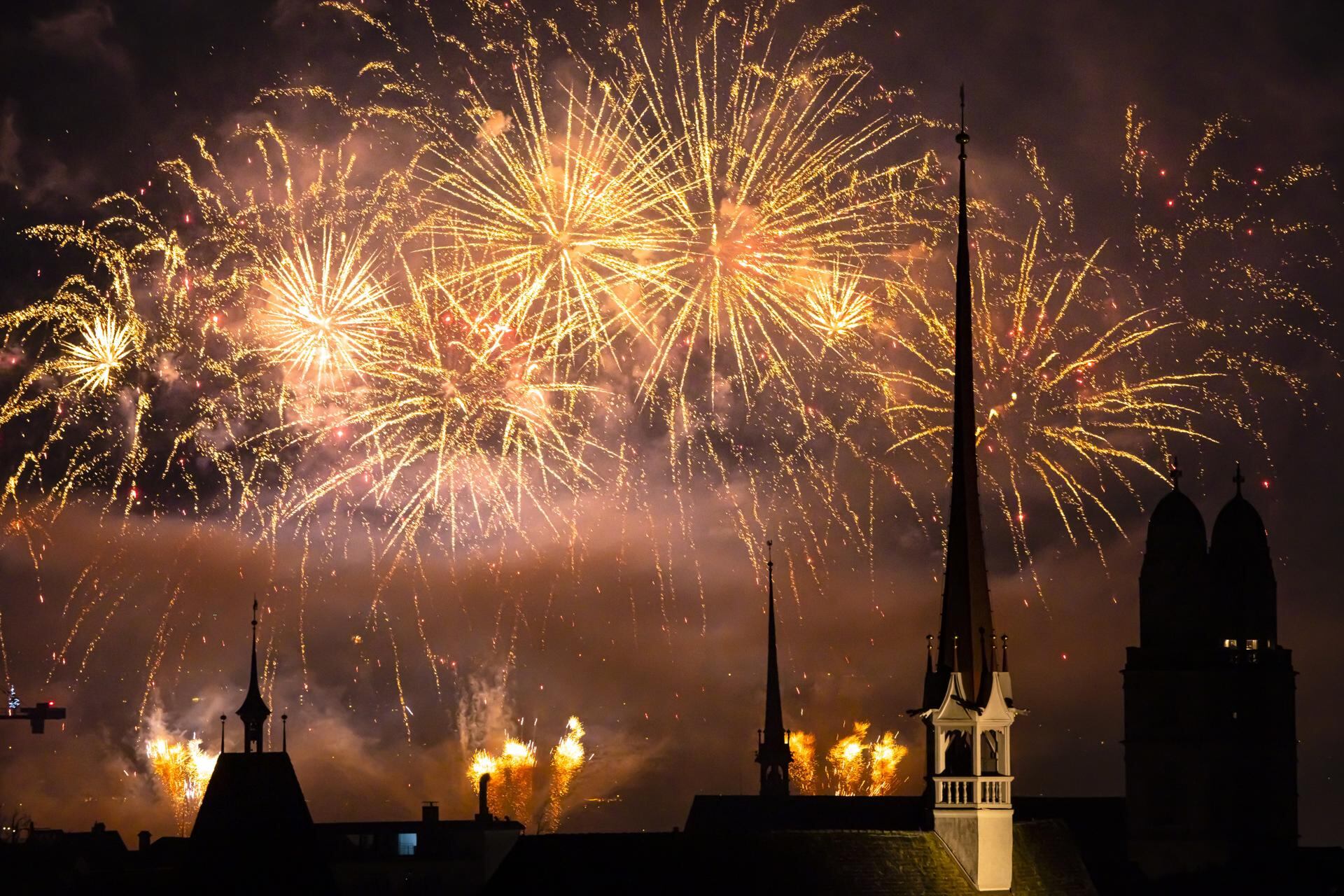 Fuegos artificiales iluminan el cielo nocturno durante las celebraciones de Nochevieja en Zurich, Suiza. Foto: EFE/EPA/MICHAEL BUHOLZER