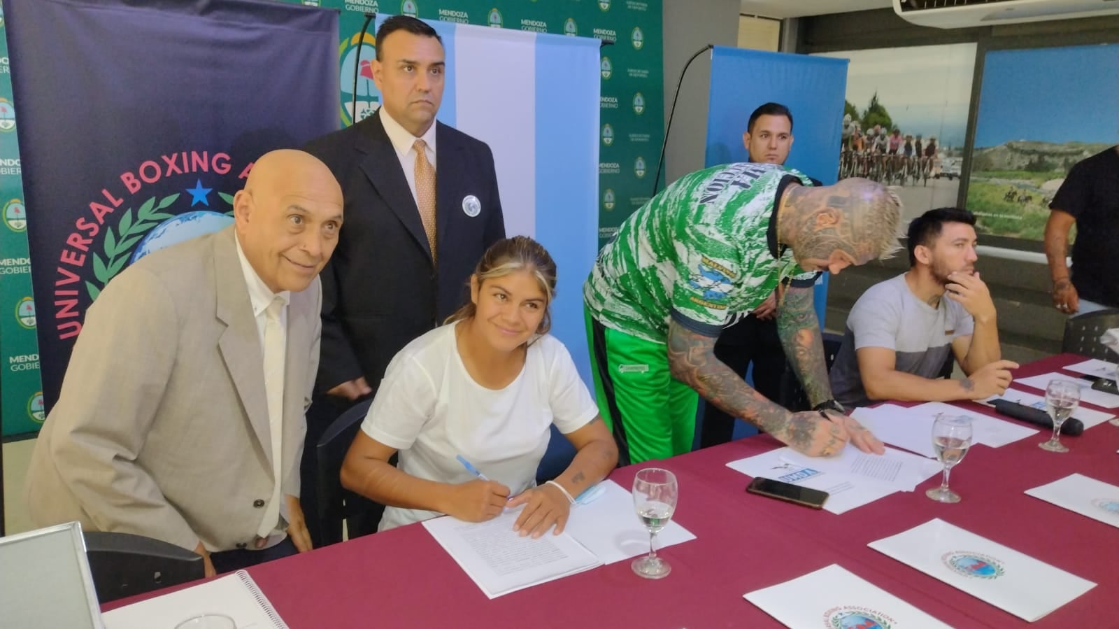 Yésica Marcos y Gonzalo "el patón" Basile firmaron contrato con la Unión Mutual Deportiva Artística Argentina y la Universal Boxing Association. / Gentileza.