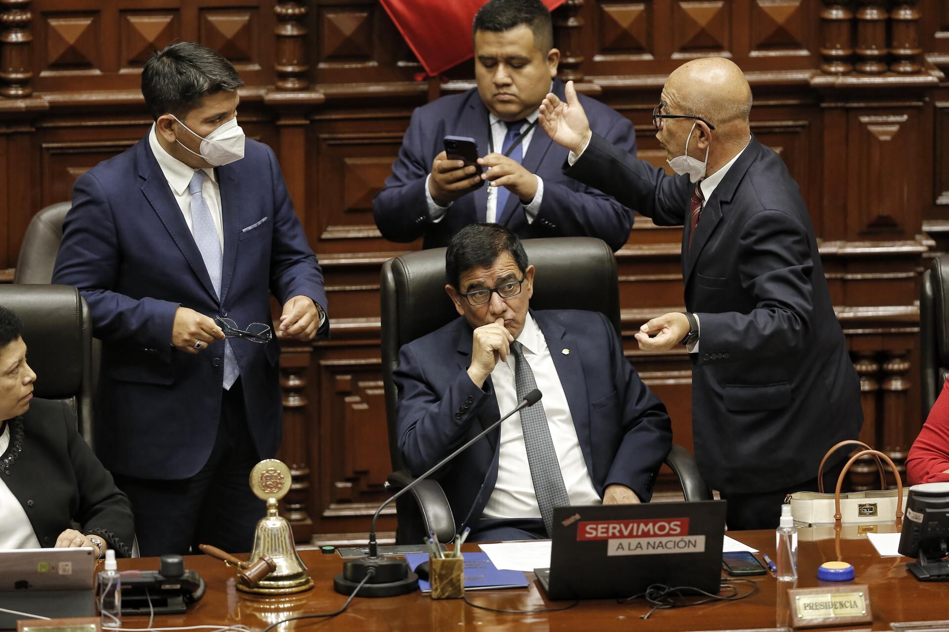 El presidente del Congreso, José Daniel Williams Zapata, permaneció en el interior del Congreso luego del anuncio del presidente de Perú, Pedro Castillo, de la disolución del Parlamento y la conformación de un "gobierno de emergencia" en el país hoy, en Lima (Perú). Foto: EFE/ Stringer