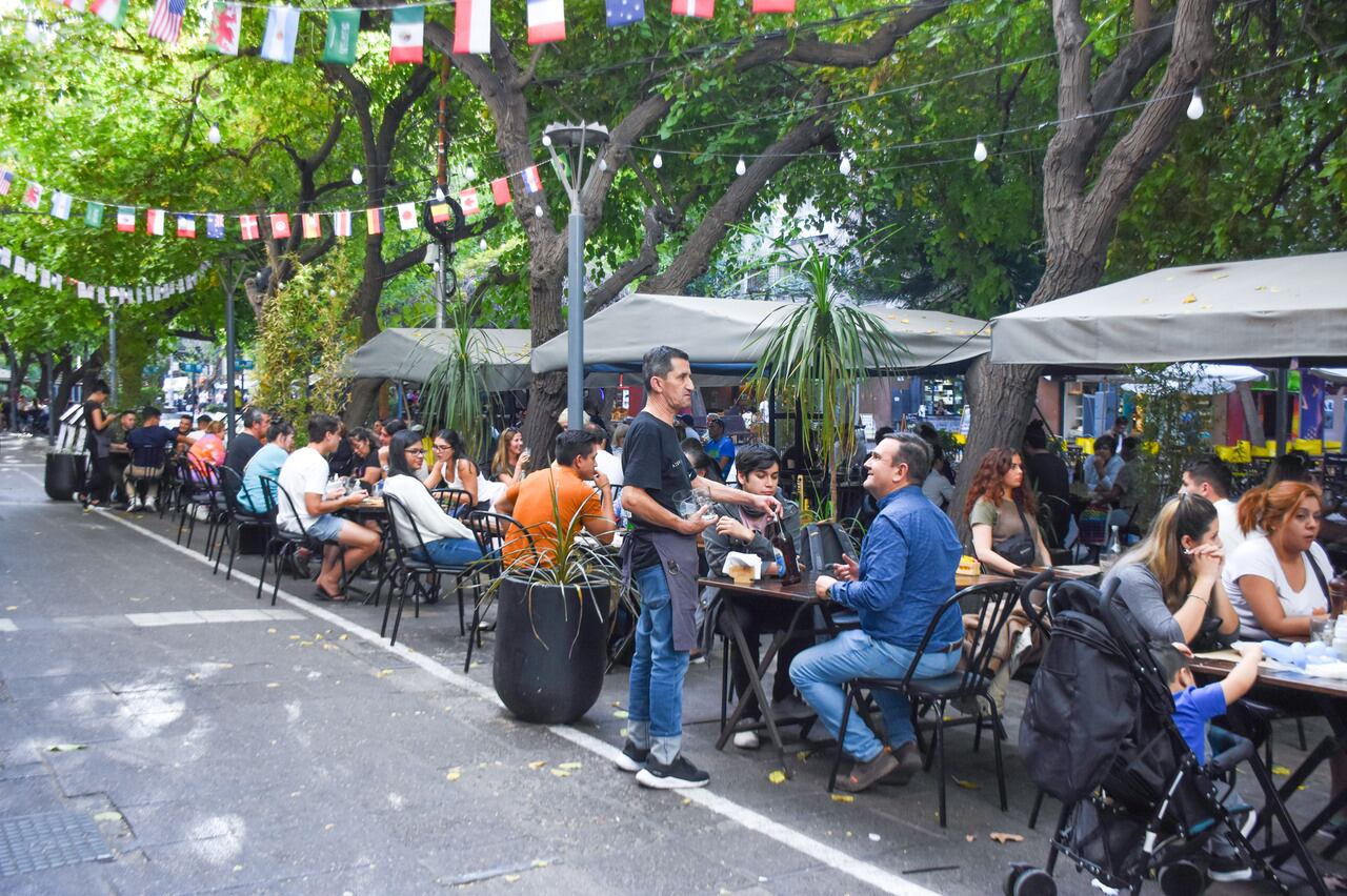 Turismo en Mendoza, de diferentes provincias y del vecino país, turistas disfrutan de las actividades que se realizan en la Plaza Independencia y la Peatonal Sarmiento

Foto: Mariana Villa / Los Andes