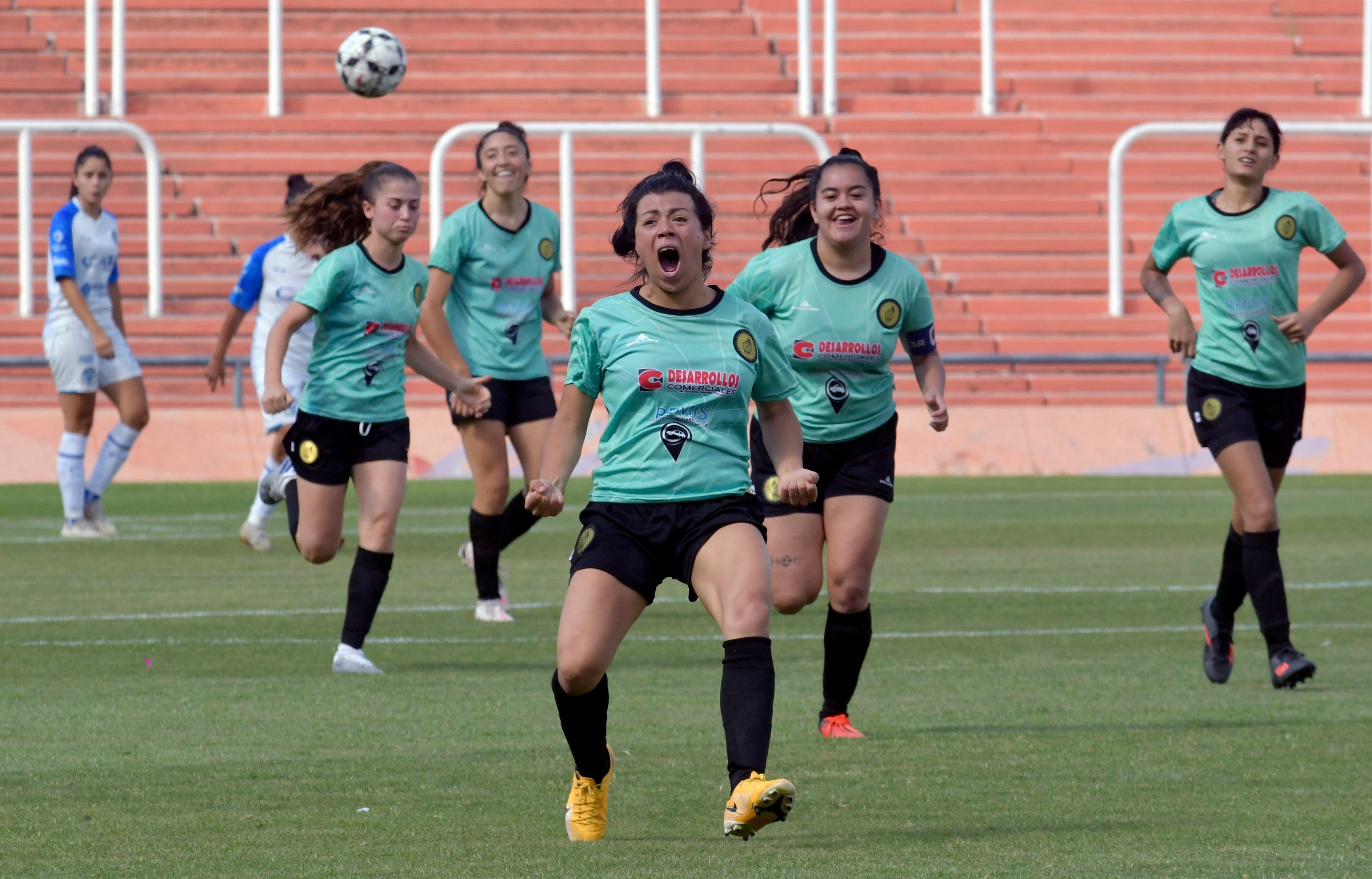 Godoy Cruz A logró su cuarto título de la Liga Mendocina de fútbol femenino luego de una goleada en el estadio mundialista frente a AMUF en la final, los goles fueron marcados por Aldana González (x2), Verónica Cabrera (x2), Delfina Rodríguez y Luna Romero.
Foto: Orlando Pelichotti