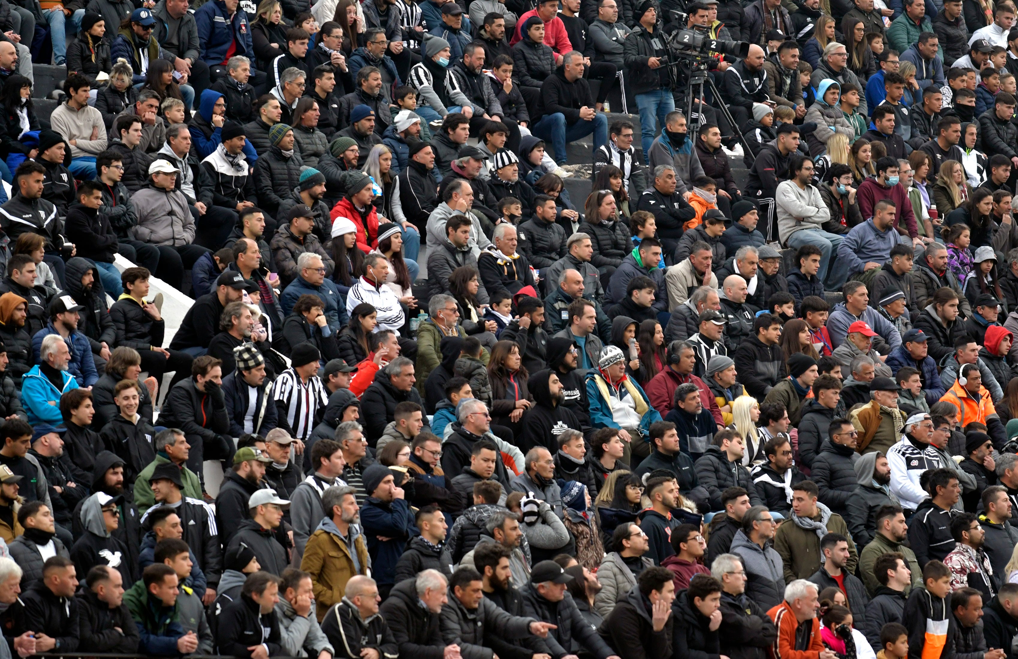 Los hinchas de Gimnasia coparon el "Víctor" y disfrutaron de la victoria ante la Lepra. / Orlando Pelichotti  