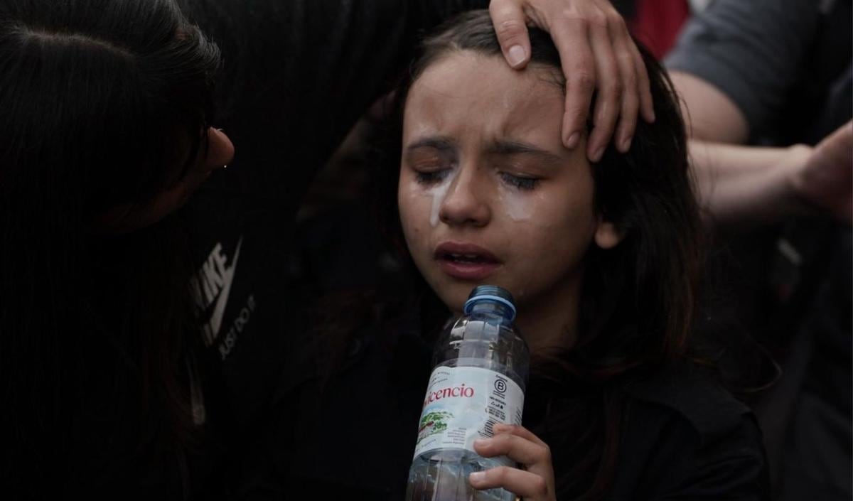 La niña de 10 años tras recibir gas pimienta.