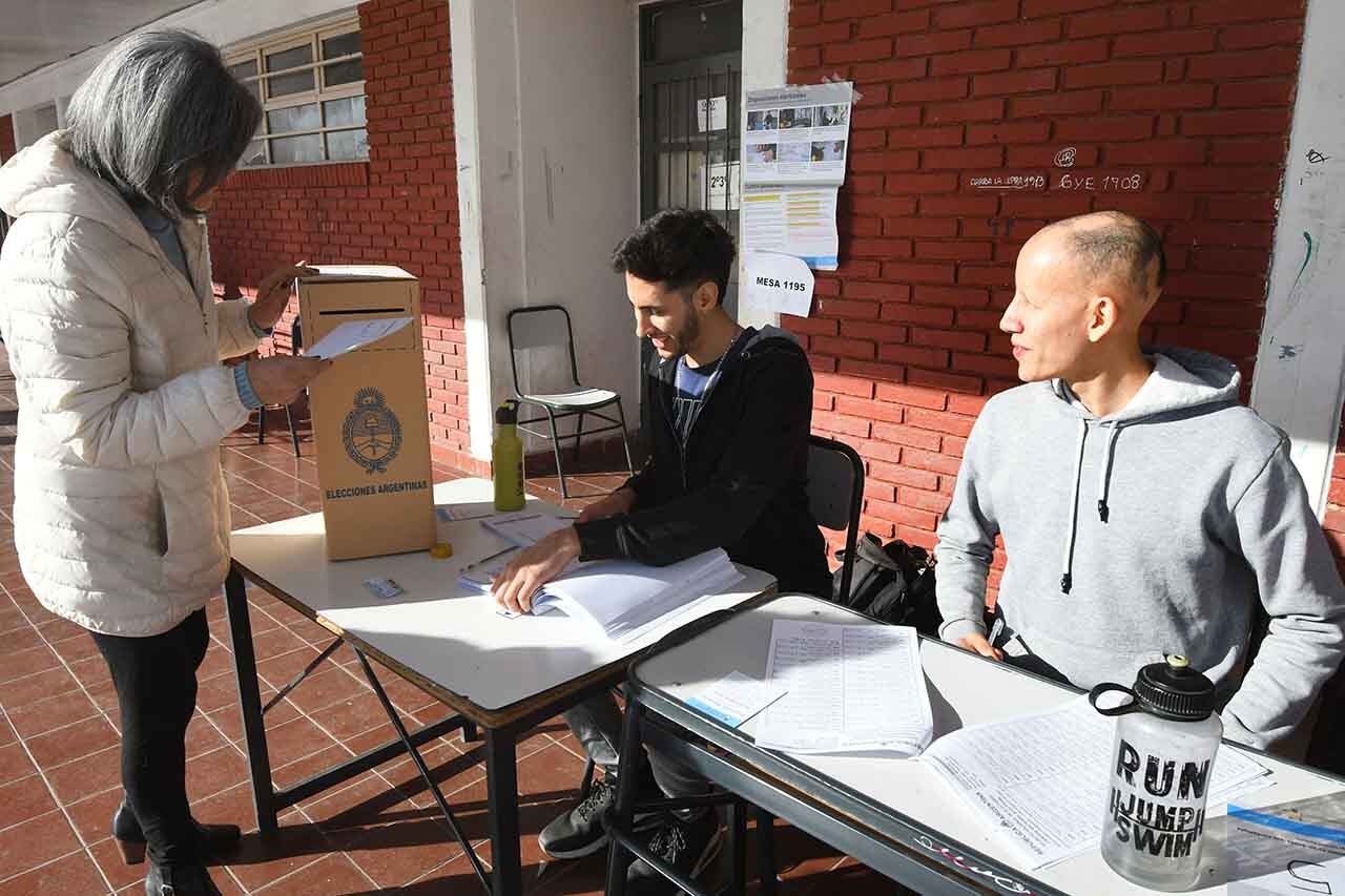 Elecciones PASO presidenciales 2023 en la provincia de Mendoza.
Miguel Mellado, de 25 años,  junto a su hermano Mauricio de 23 años, se presentaron voluntariamente a primera hora en la escuela Salvador Maza de Guaymallén para cubrir en alguna mesa donde faltara presidente y vicepresidente 
   Foto: José Gutierrez / Los Andes 