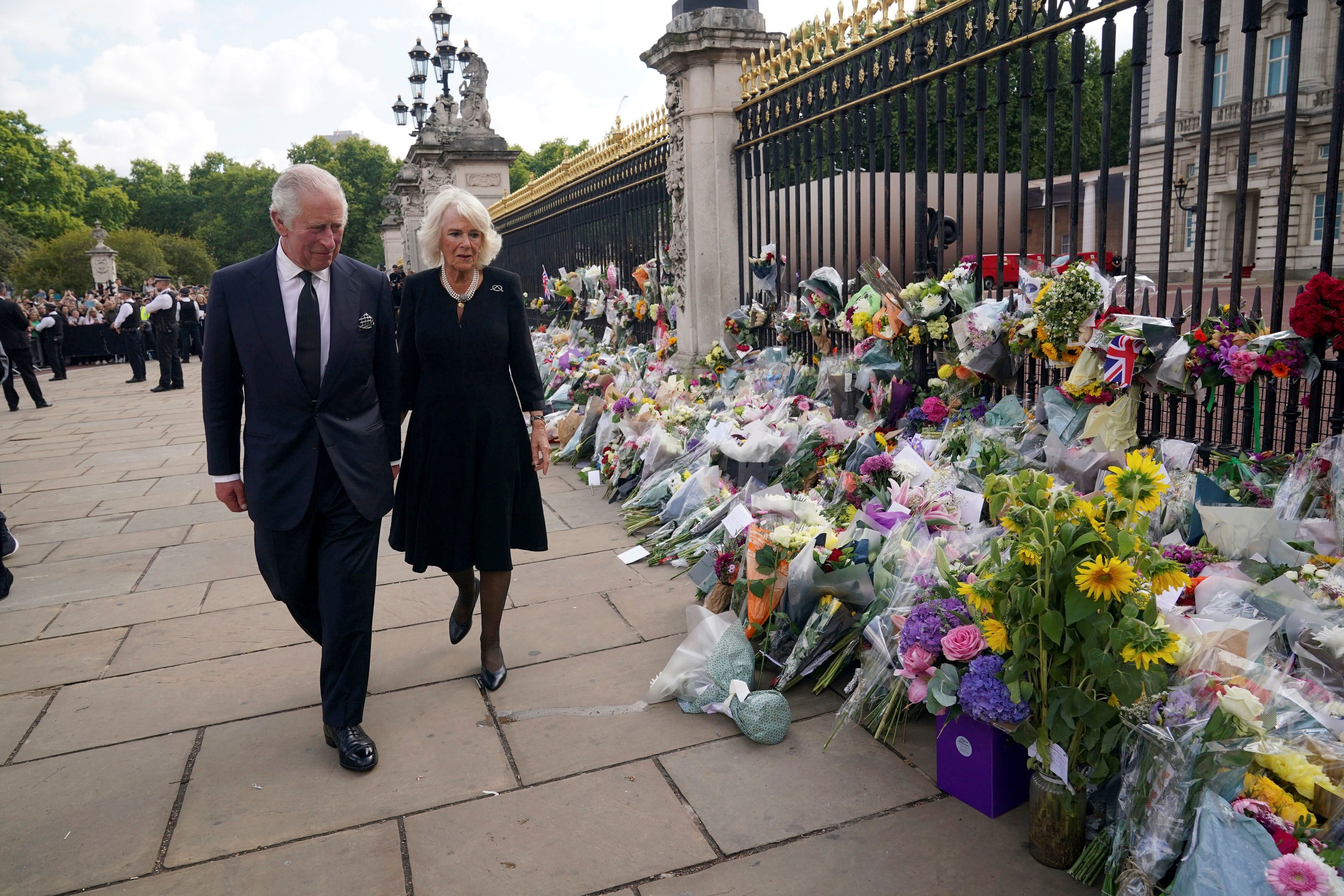 Carlos y Camila en las ceremonias fúnebres de Isabel II (AP).