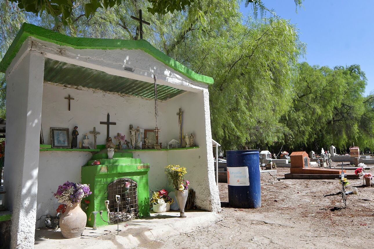 En el altar levantado en la necrópolis de Costa de Araujo se acumulan los regalos para “La Calaverita”. | Foto: Orlando Pelichotti / Los Andes