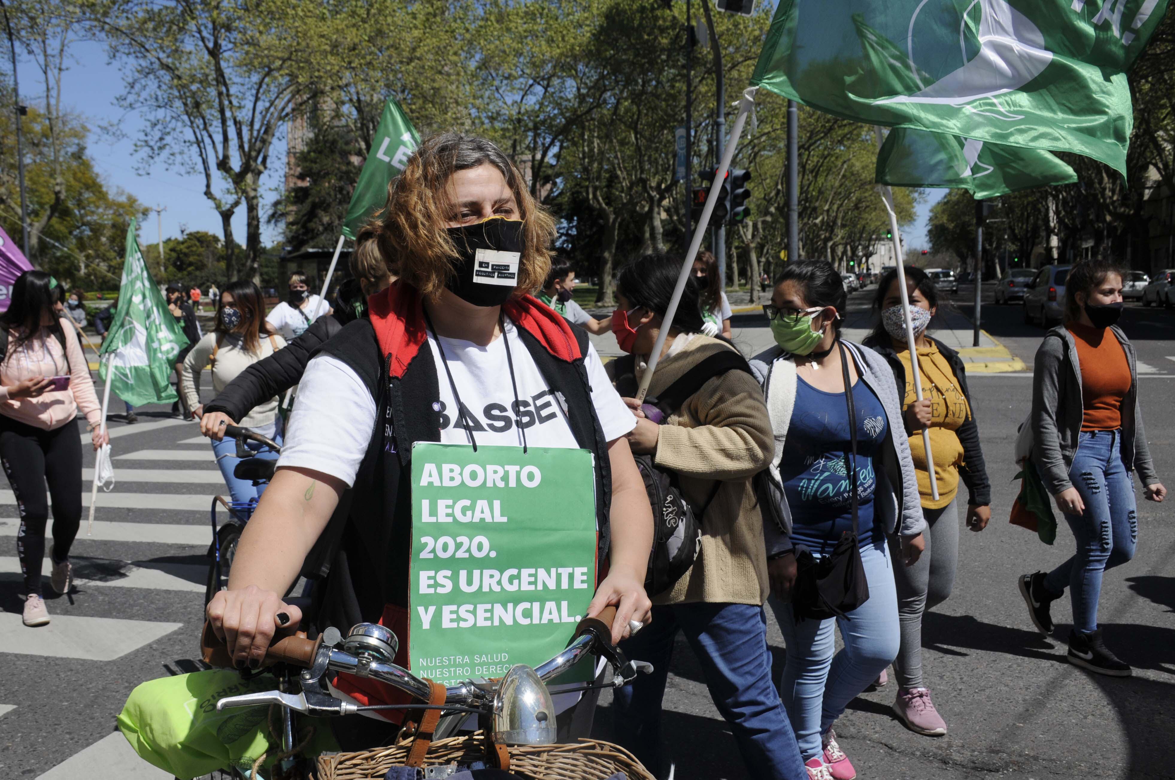 Más de un centenar de mujeres, exhibiendo pañuelos verdes en sus cuellos, muñecas y bolsos.