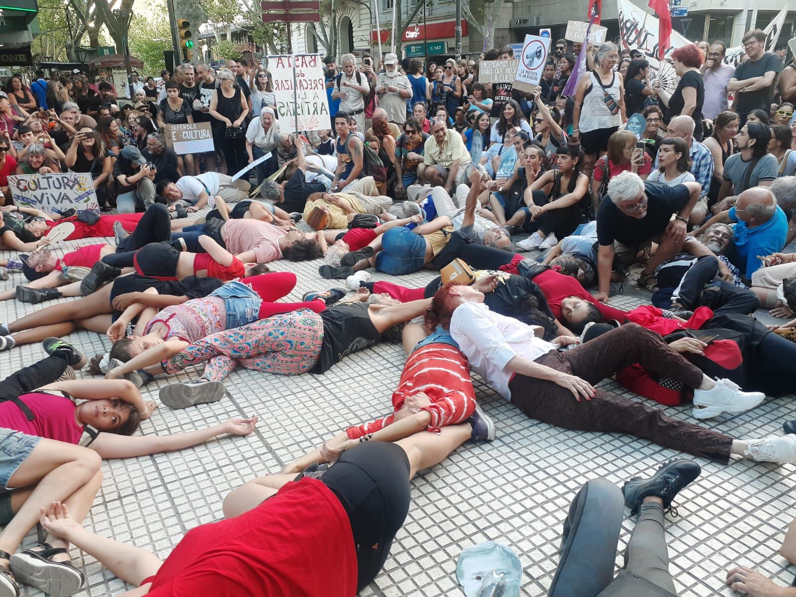 Unas 600 personas se manifestaron en Peatonal y San Martín con un “Cacerolazo cultural” contra el DNU. Foto: José Gutierrez / Los Andes