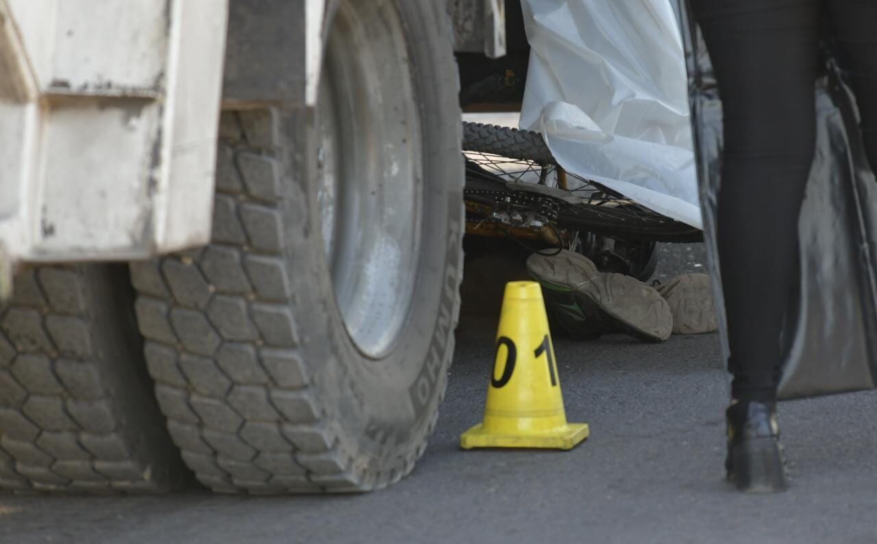 Ciclista de 23 años murió atropellado por un camión recolector de residuos en Godoy Cruz (Orlando Pelichotti / Los Andes)