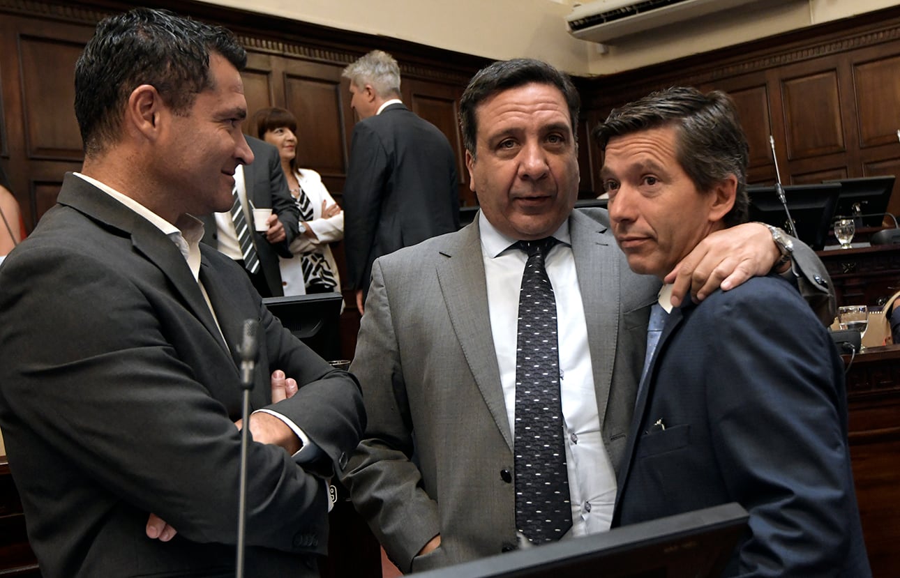 Los diputados Jorge López (presidente de la comisión de Hacienda y Economía- Cambia Mendoza),  Gustavo Cairo (La Unión Mendocina) y Andrés Lombardi (Cambia Mendoza)

to: Orlando Pelichotti