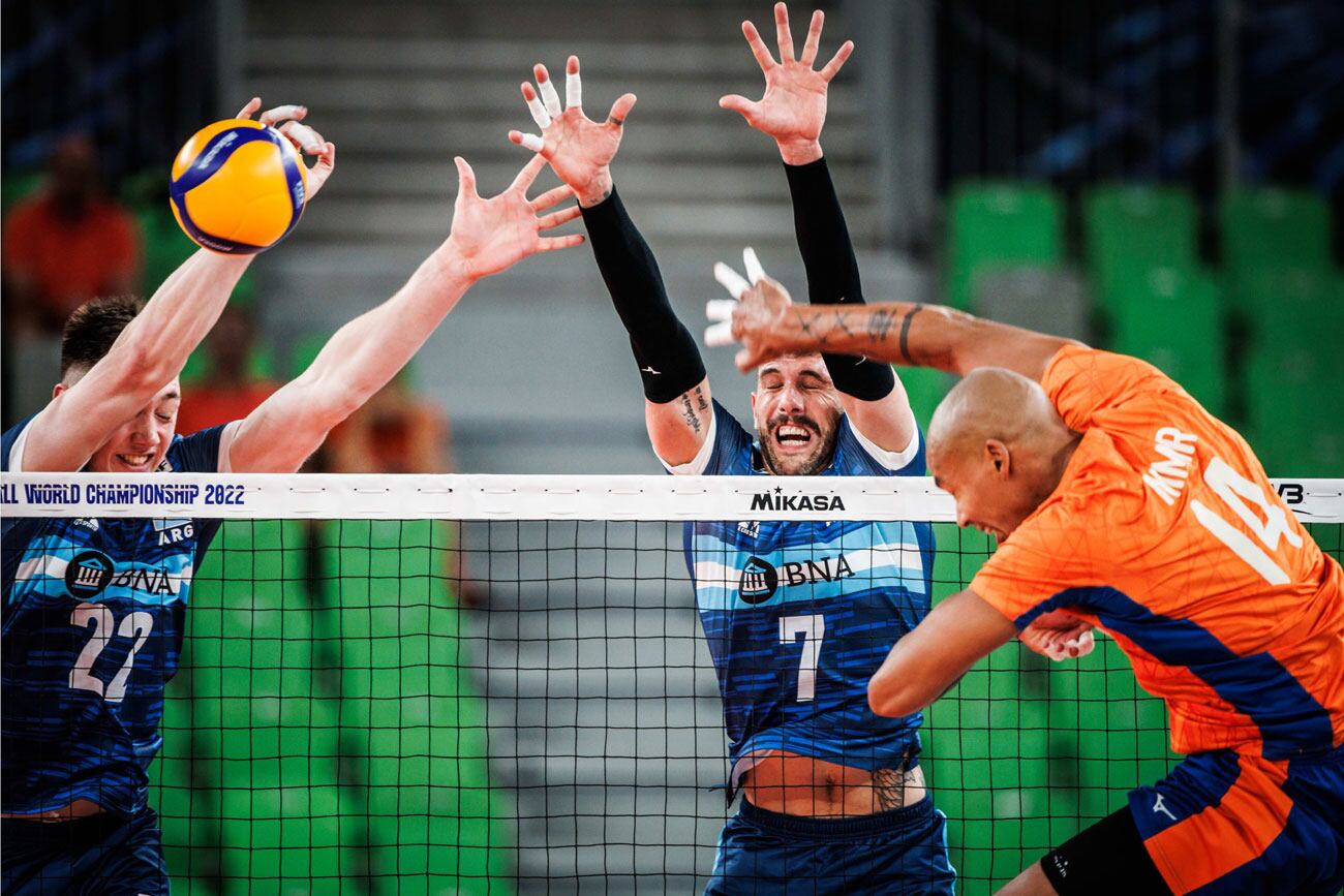 Nicolás Zerba y Facundo Conte intentan contener el ataque neerlandés en la segunda fecha del Mundial de vóley para Argentina. (prensa Fivb)