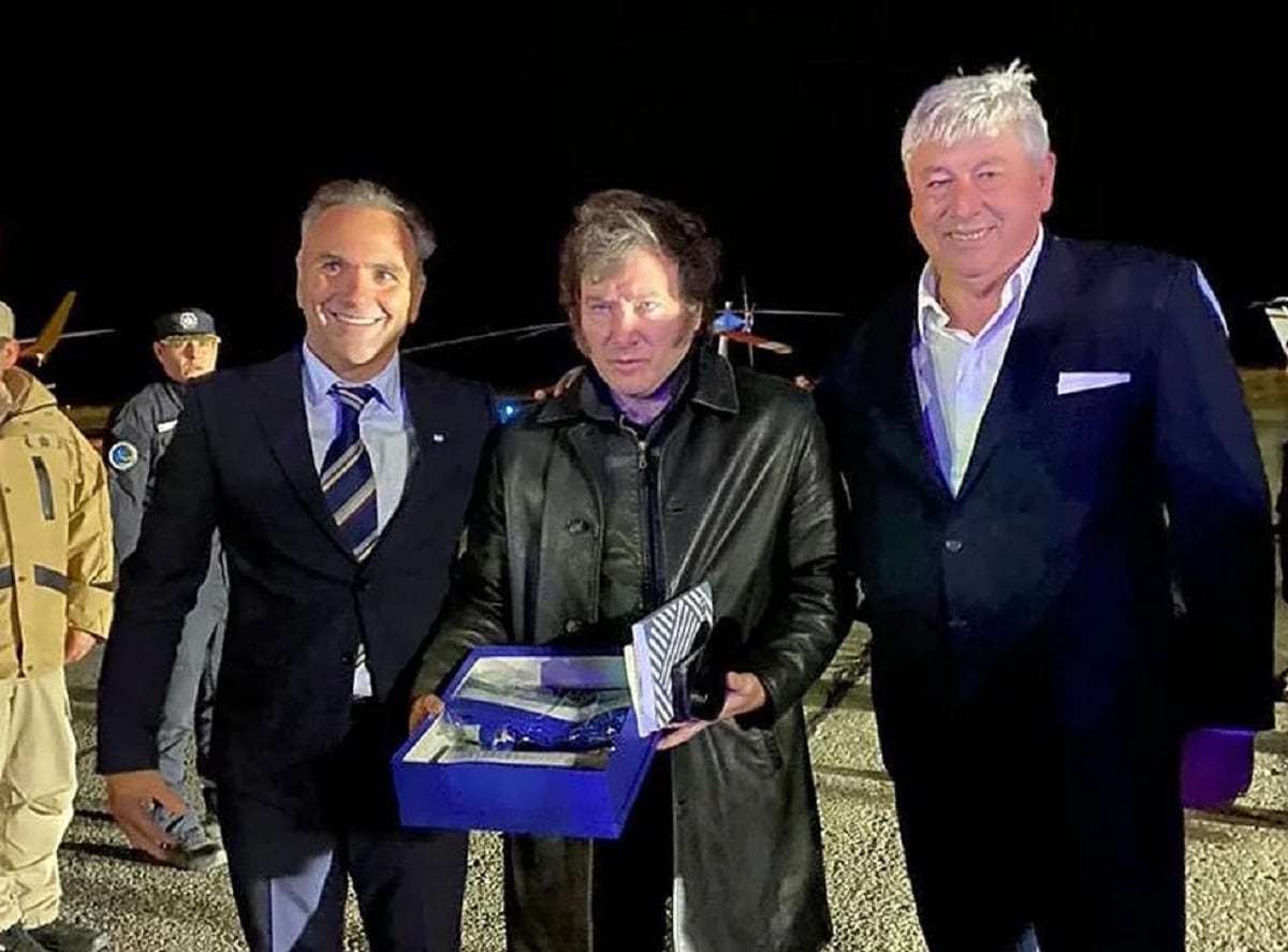 El intendente de San Carlos de Bariloche, Walter Cortés, recibió al presidente Javier Milei para el Foro Llao Llao. Los acompañó el Ministro de Gobierno, Trabajo, Modernización y Turismo, Federico Lutz. (Gentileza)