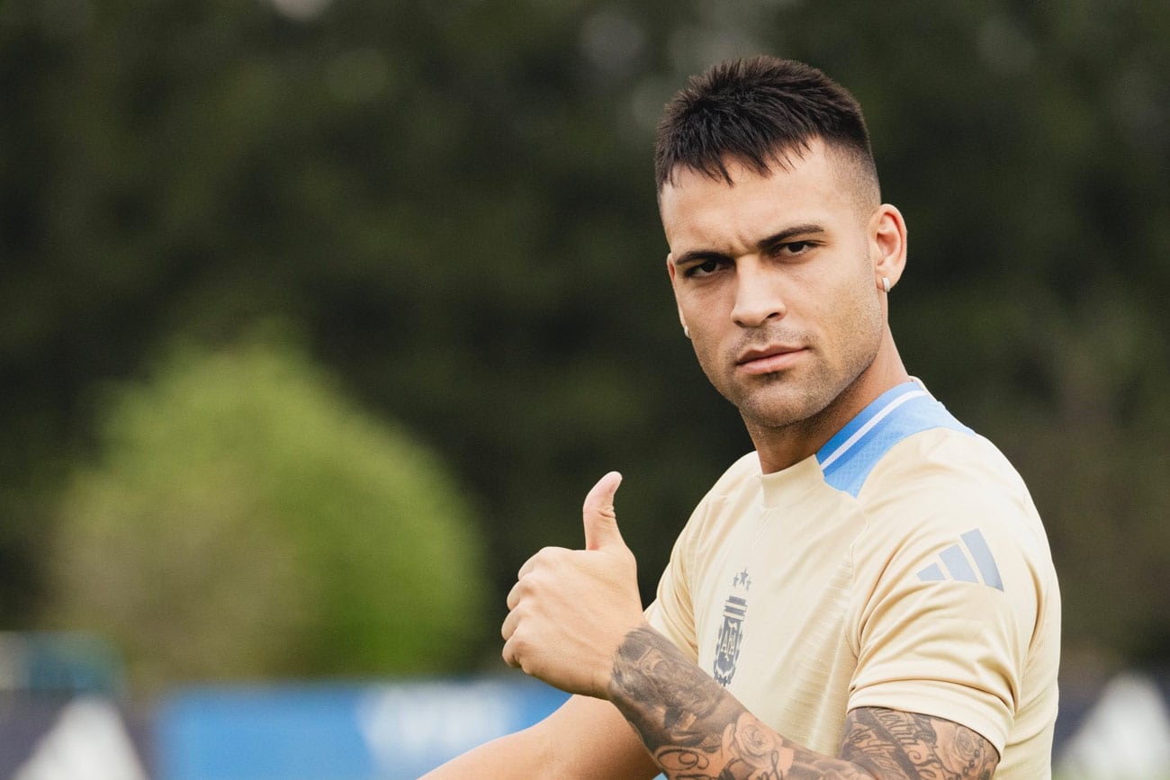 Lautaro Martínez, delantero de la selección argentina, en el entrenamiento en Ezeiza. (Prensa Argentina)