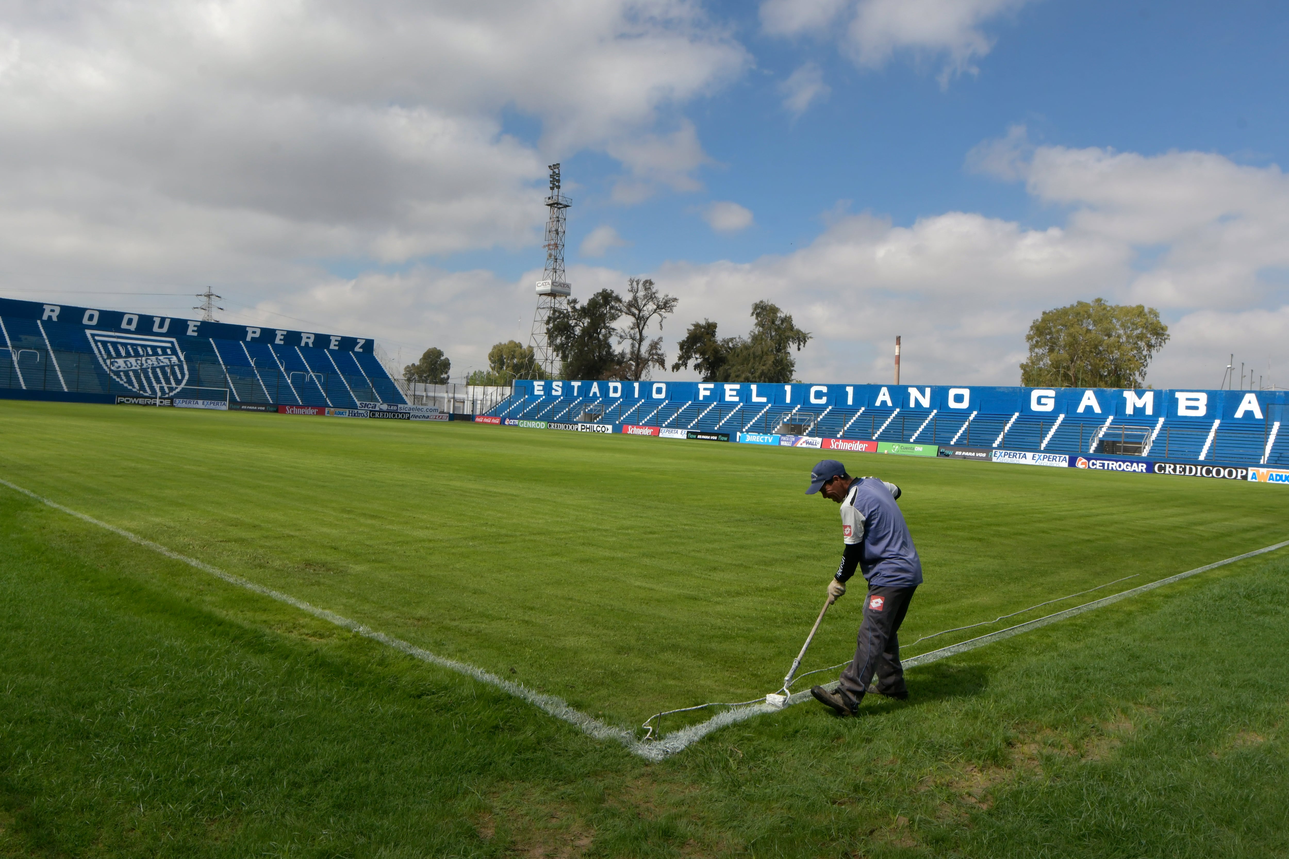 Hinchas y colaboradores trabajan contrarreloj para que el Gambarte luzca espléndido. / 
