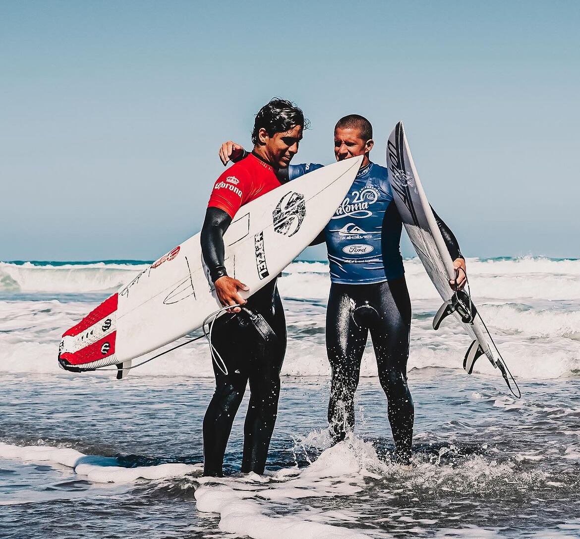 Ruggiero, segundo, felicita a Nico Hermida, el ganador en Honu Beach. / Gentileza: Jony Paz.