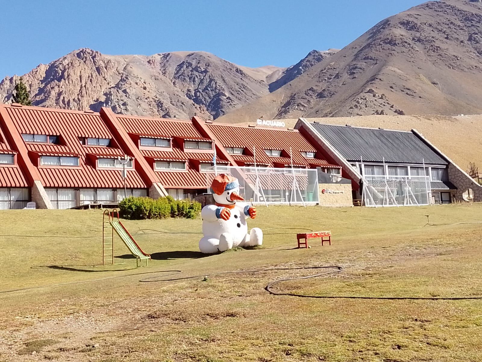 El centro de esquí Las Leñas (Malargüe) es uno de los principales atractivos turísticos de la provincia y el país en lo que respecta al turismo de nieve, y de gran importancia en la economía local.