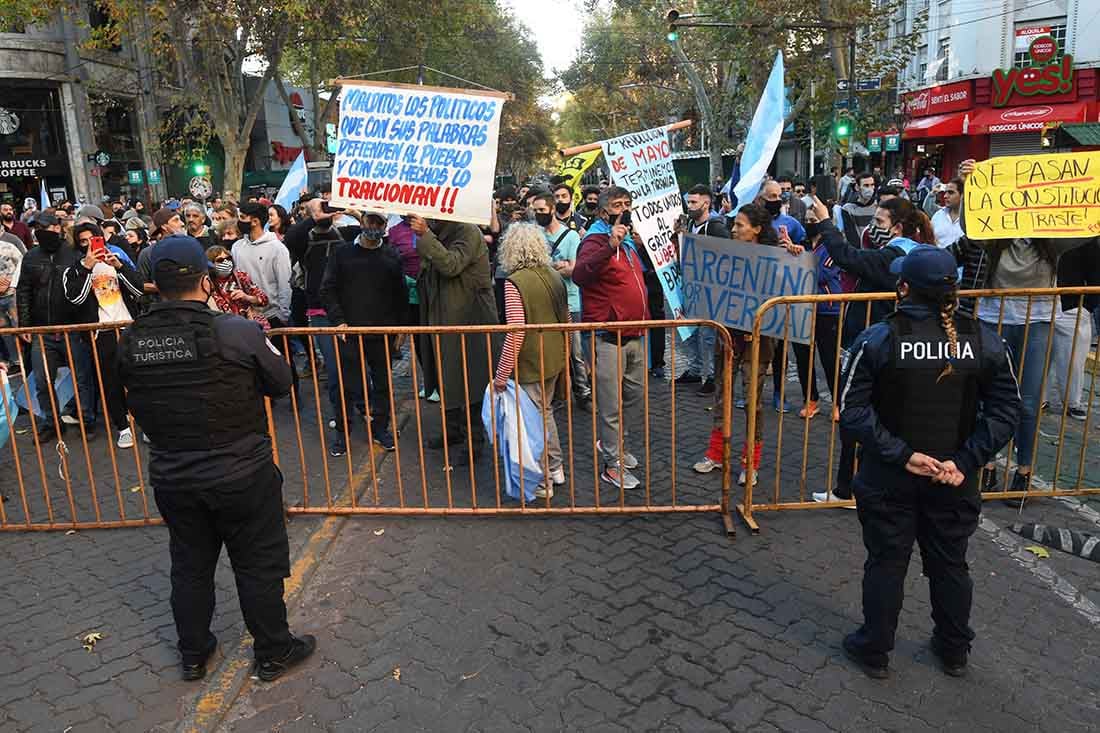 Mendocinos se manifestaron contra las nuevas restricciones del Gobierno nacional en pandemia, los manifestantes en la esquina de San Martín y Catamarca de Ciudad