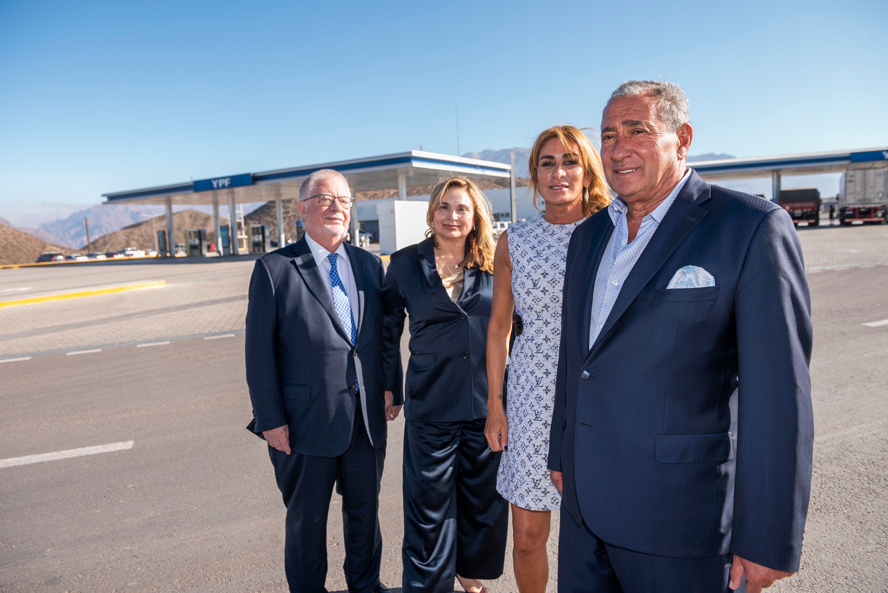 Rubén Edgardo Maltoni y María Eugenia Castillo, Beatriz Vázquez y Alfredo Luis Vila Santander, recorriendo las instalaciones.