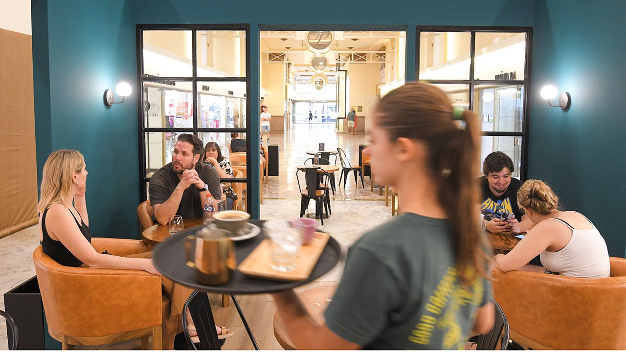 La galería Piazza empieza a ser más transitada por la gente gracias a la vuelta de diferentes negocios